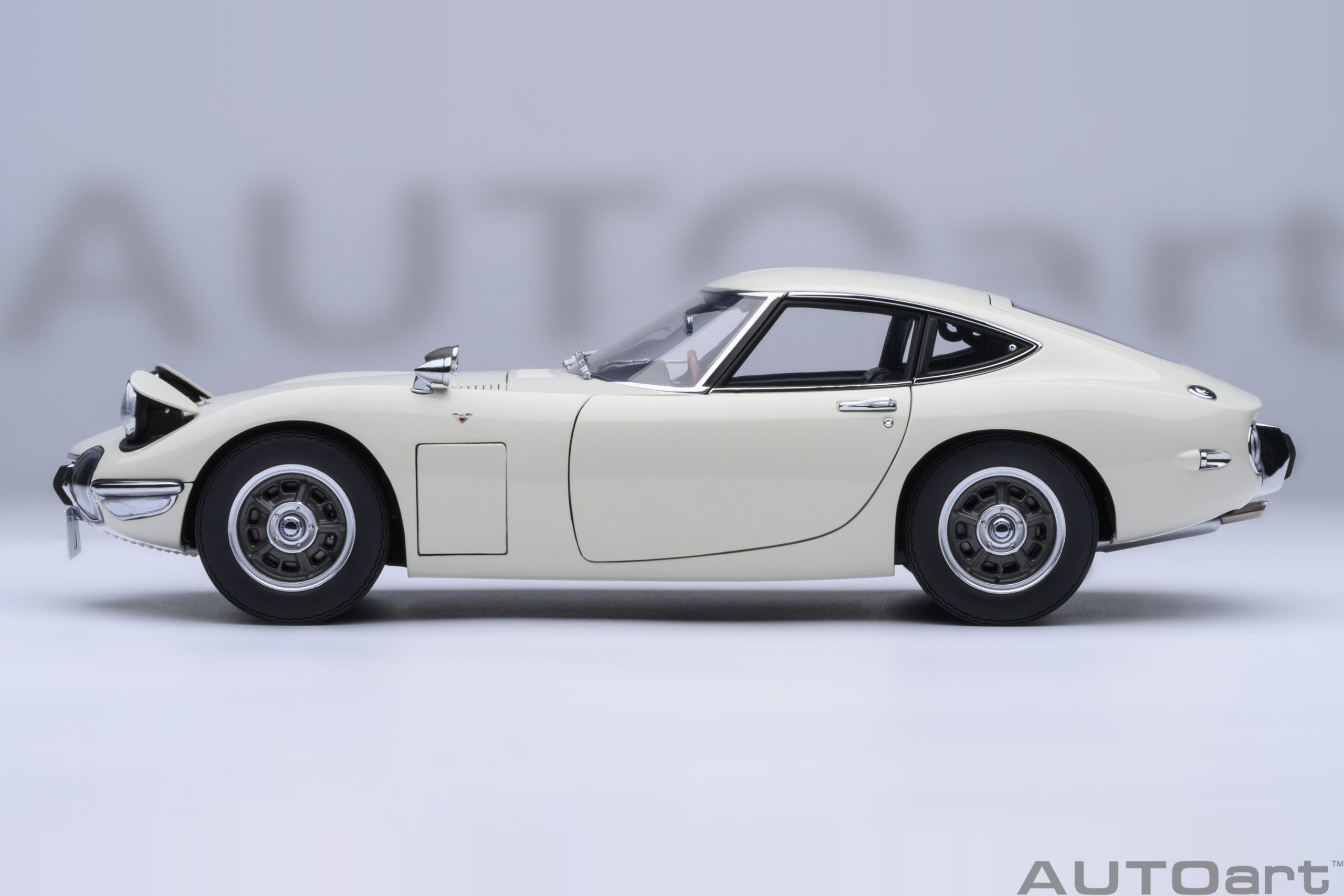 AUTOart Toyota 2000GT 1967 1:18 - White - Image 3