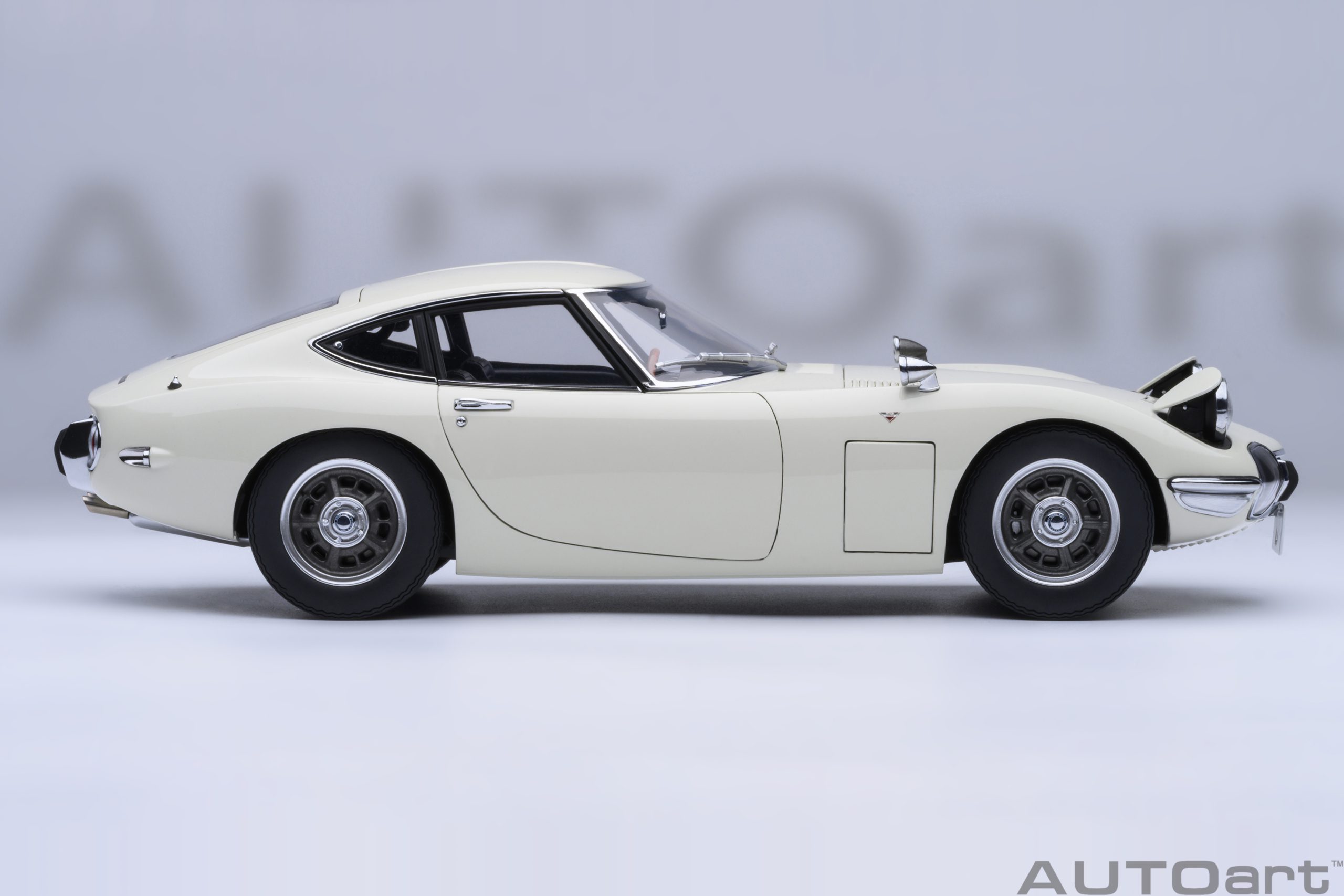 AUTOart Toyota 2000GT 1967 1:18 - White - Image 4