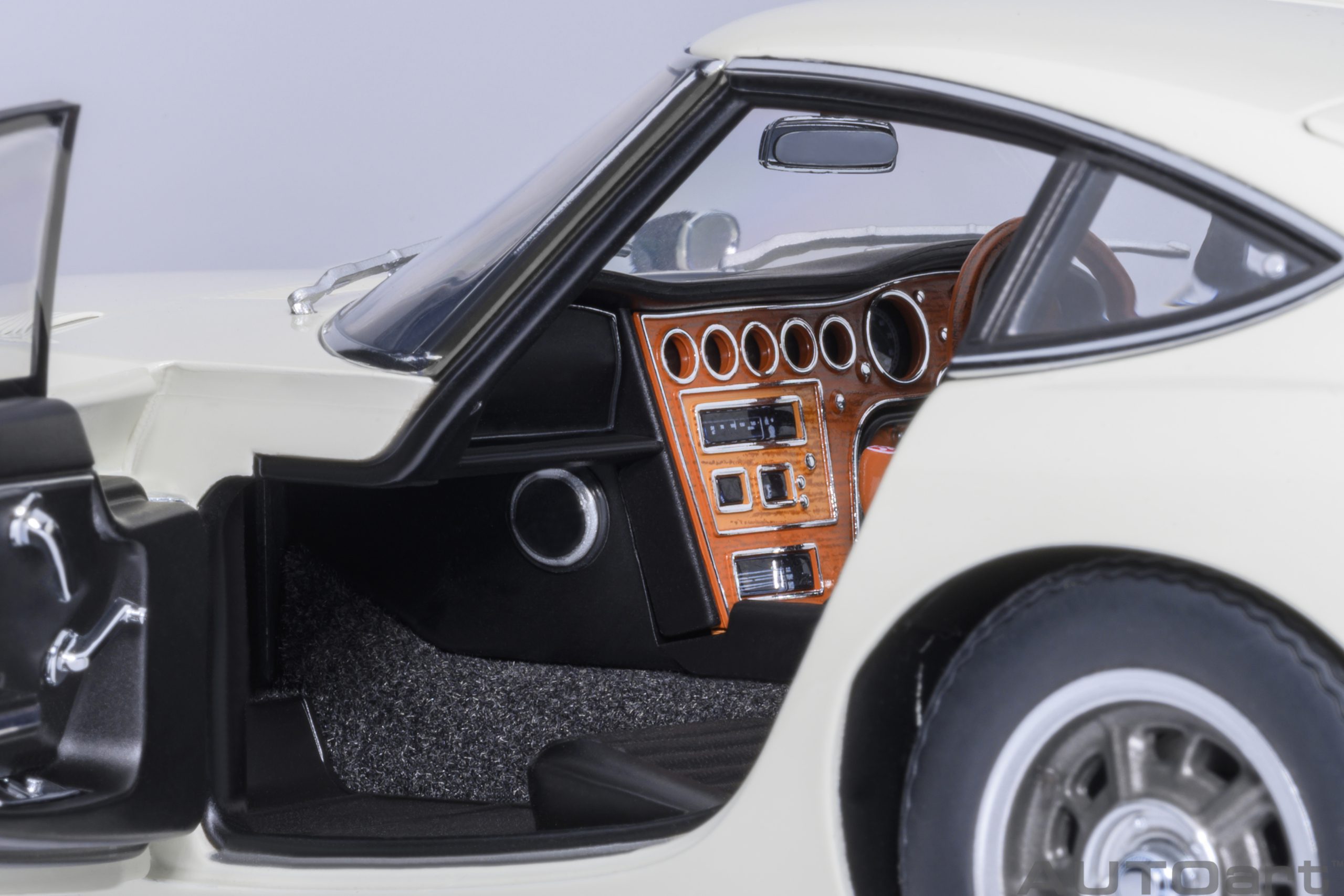 AUTOart Toyota 2000GT 1967 1:18 - White - Image 9
