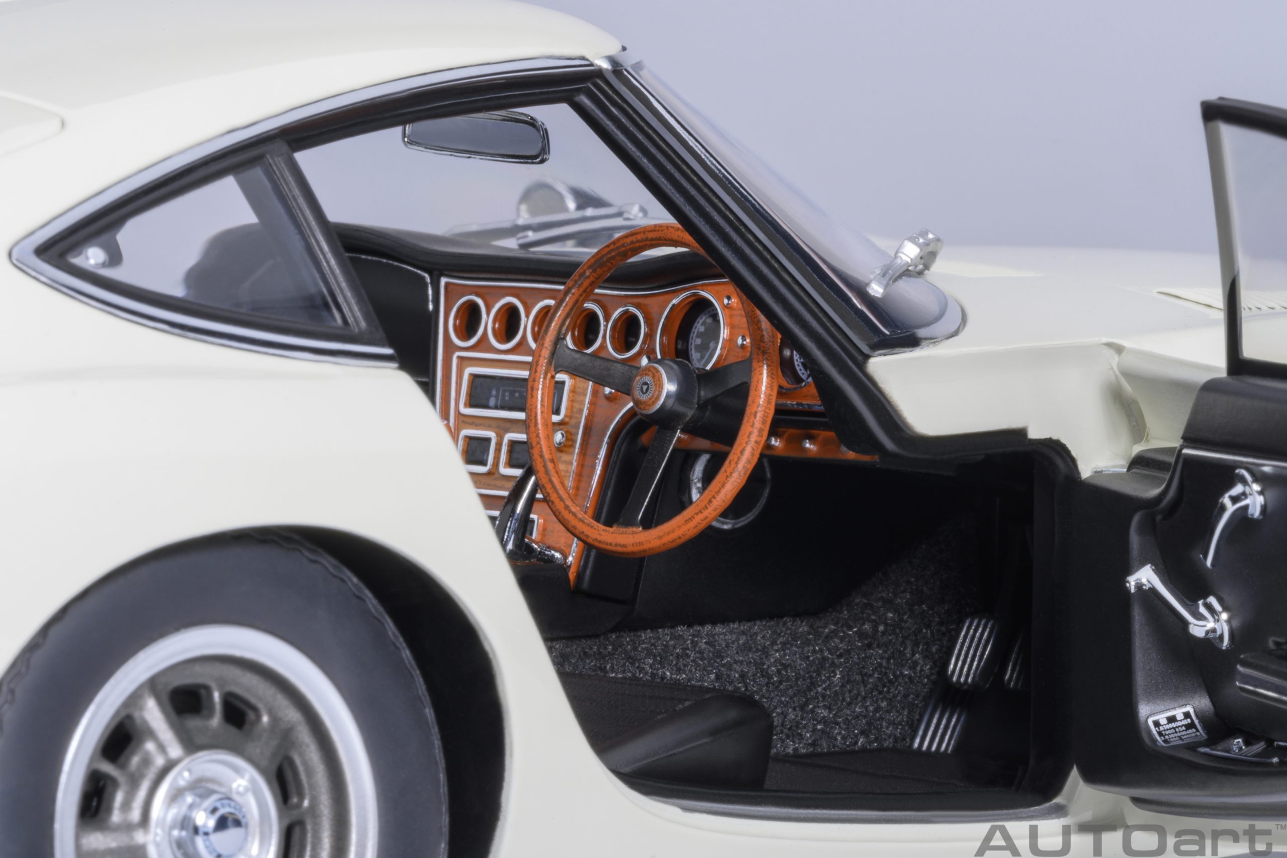 AUTOart Toyota 2000GT 1967 1:18 - White - Image 10