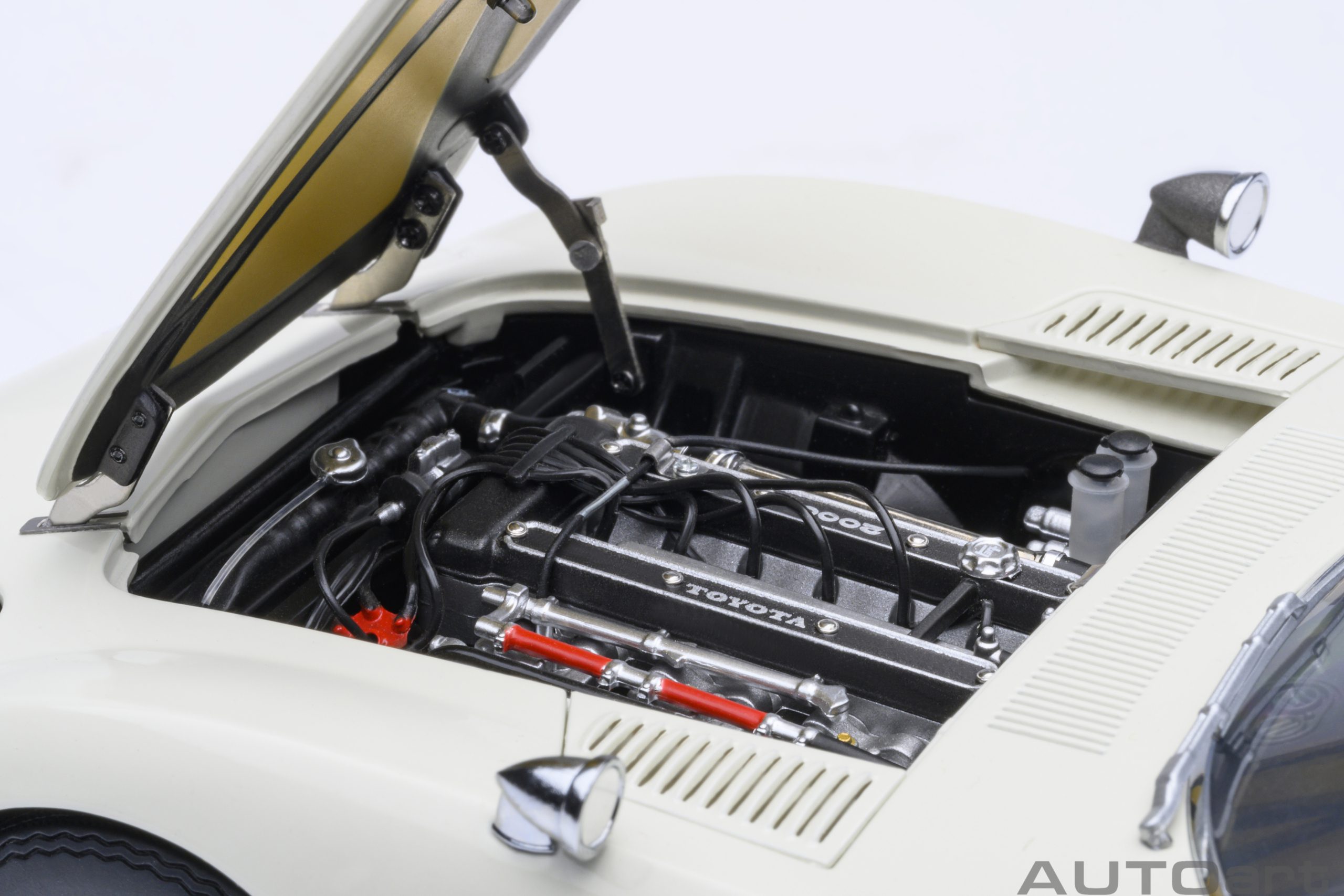 AUTOart Toyota 2000GT 1967 1:18 - White - Image 11