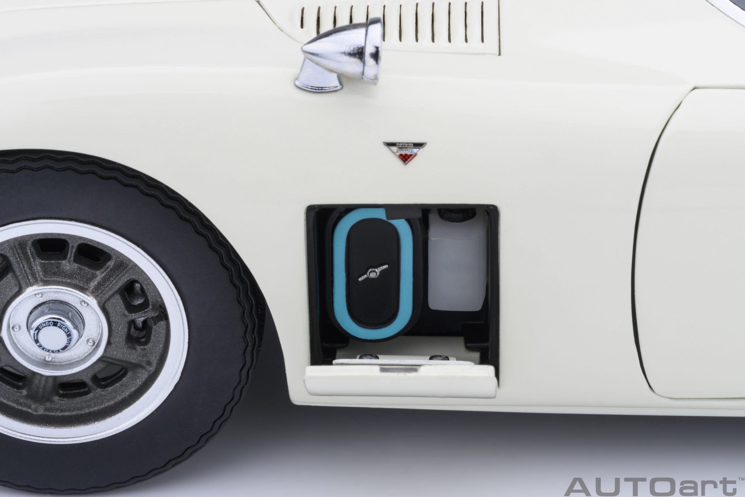 AUTOart Toyota 2000GT 1967 1:18 - White - Image 14