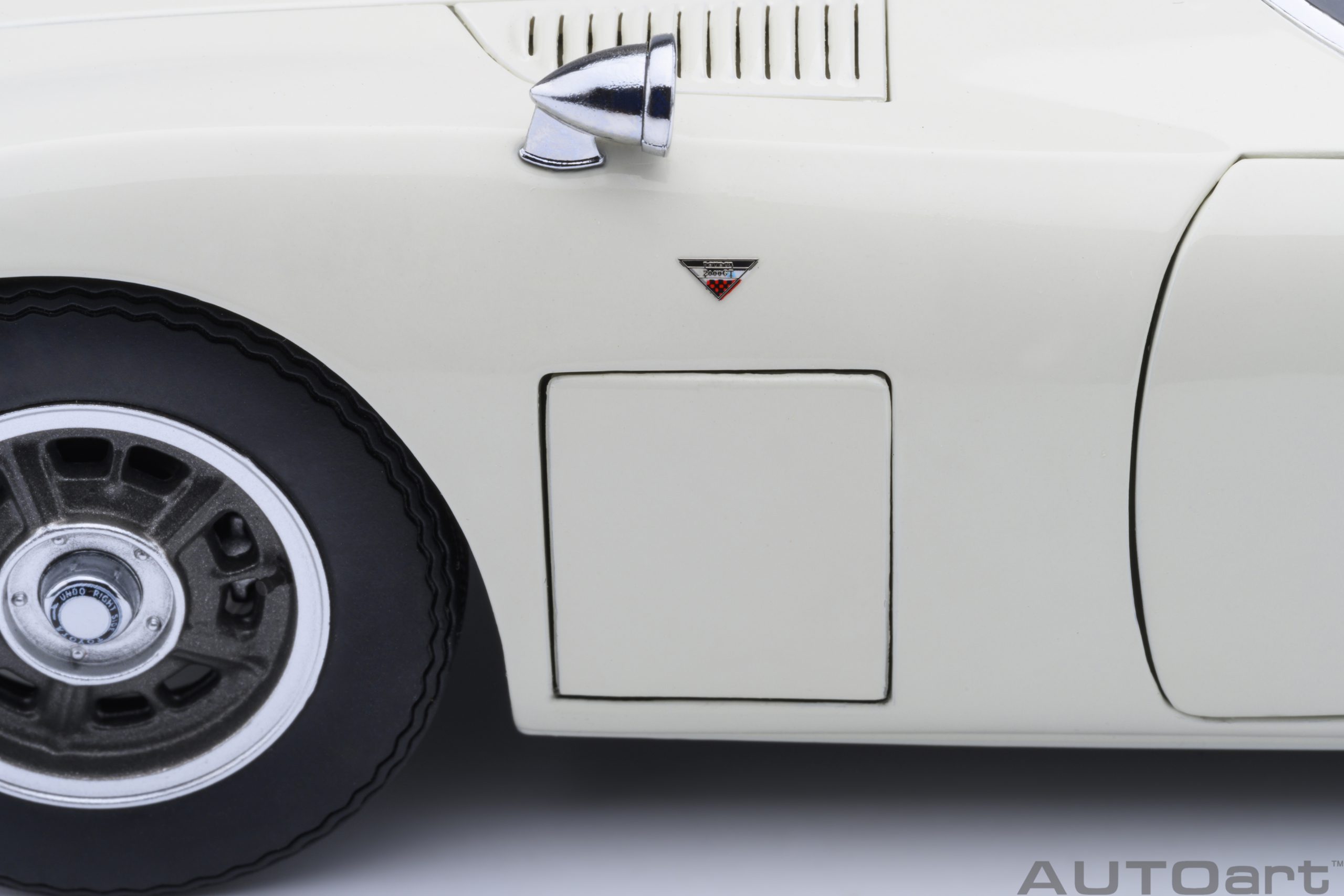 AUTOart Toyota 2000GT 1967 1:18 - White - Image 15