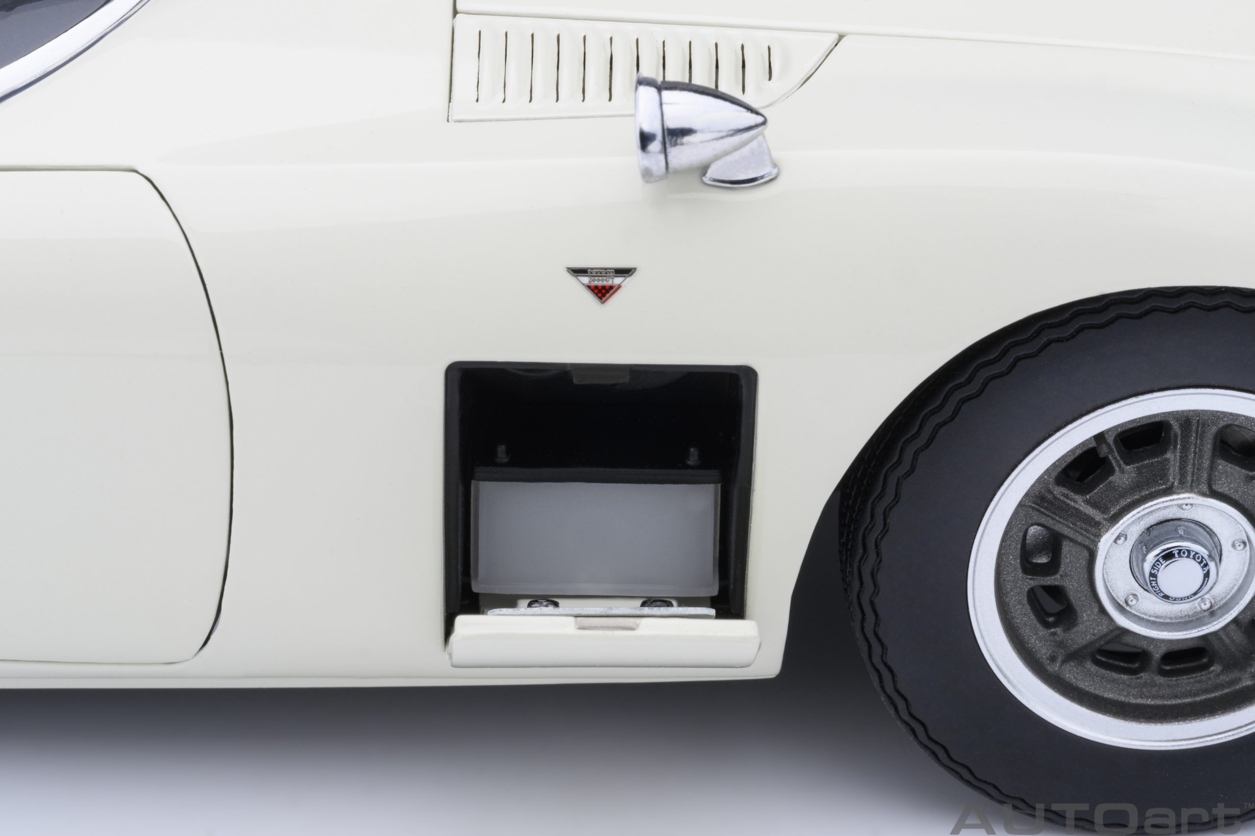 AUTOart Toyota 2000GT 1967 1:18 - White - Image 16