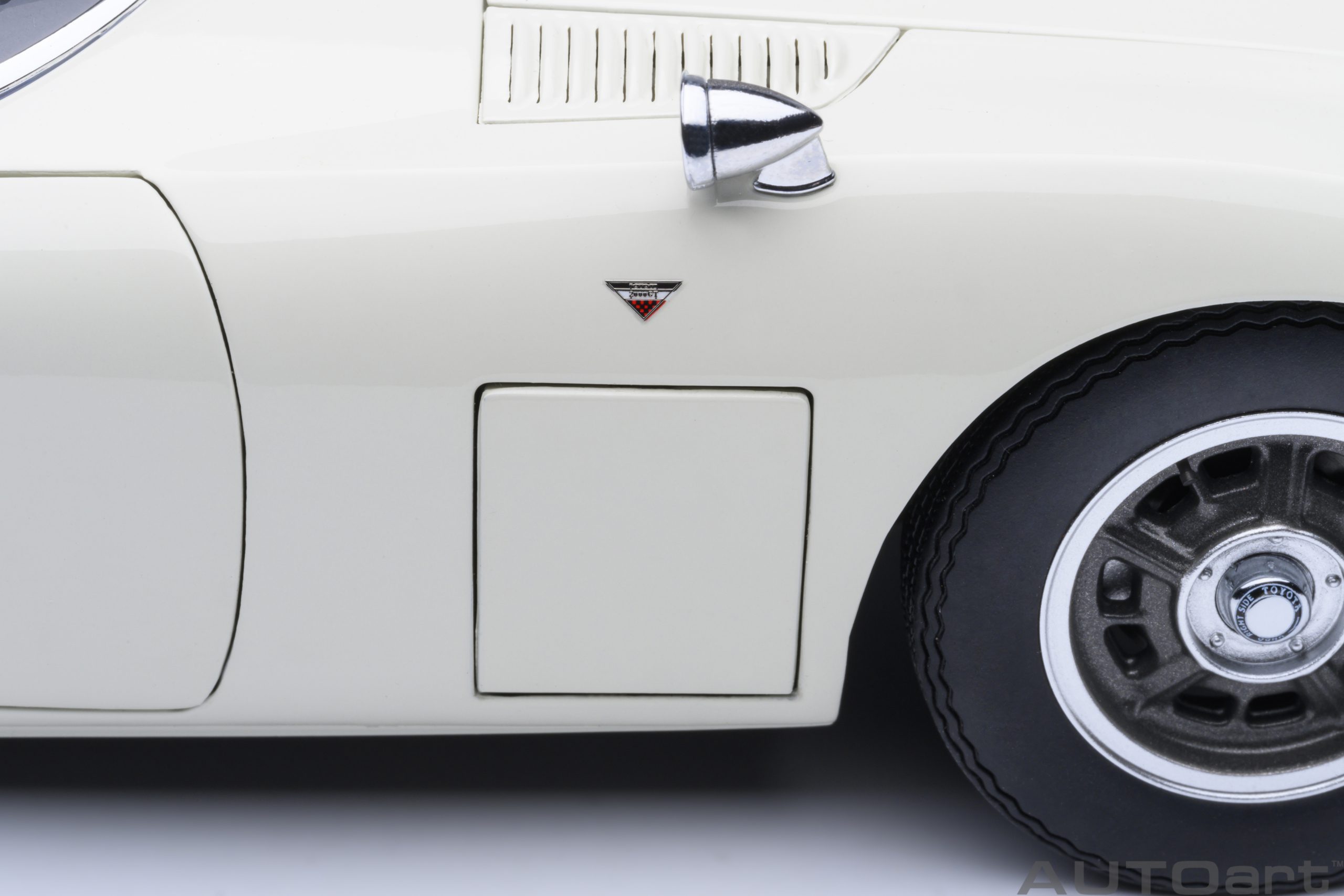 AUTOart Toyota 2000GT 1967 1:18 - White - Image 17
