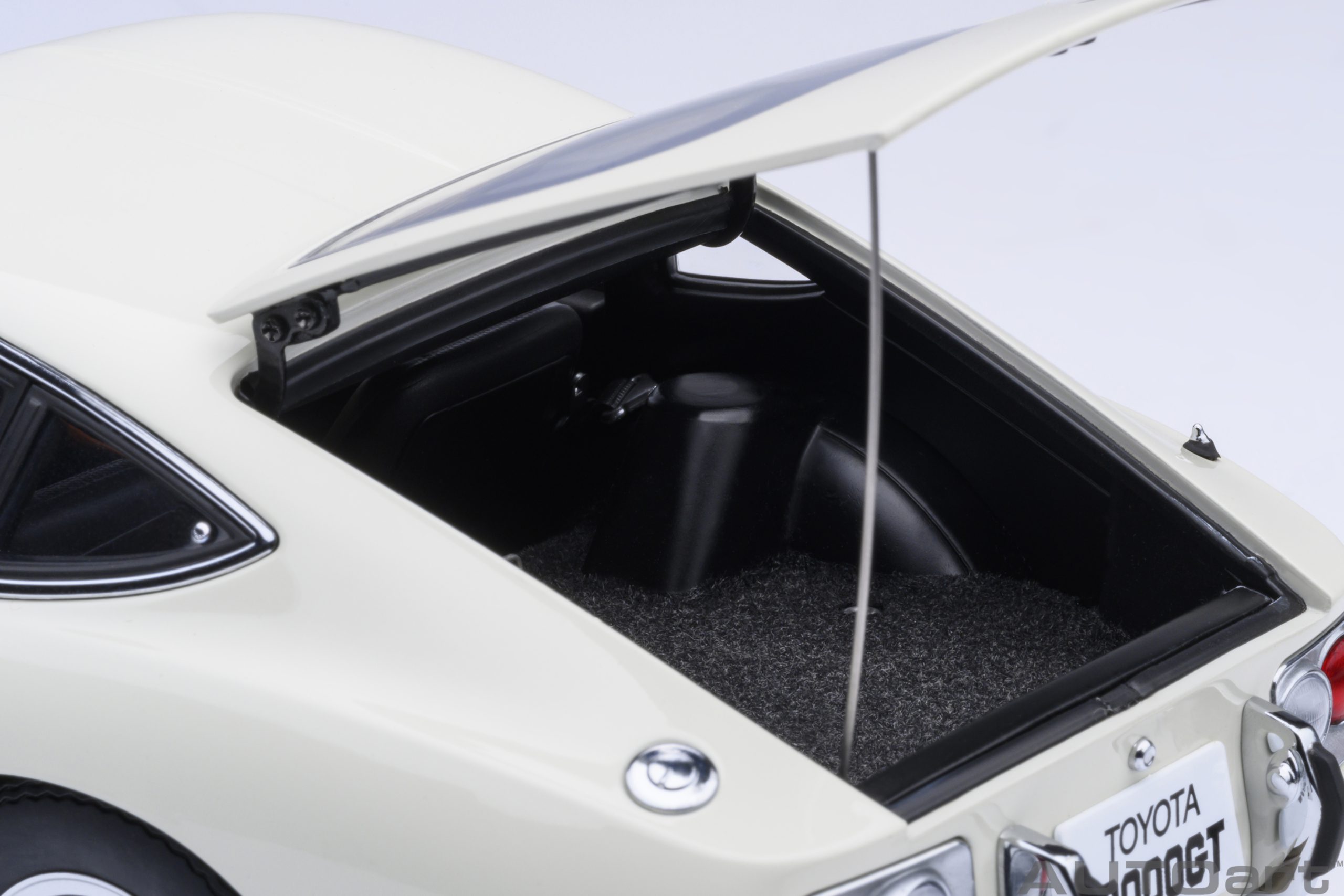 AUTOart Toyota 2000GT 1967 1:18 - White - Image 19