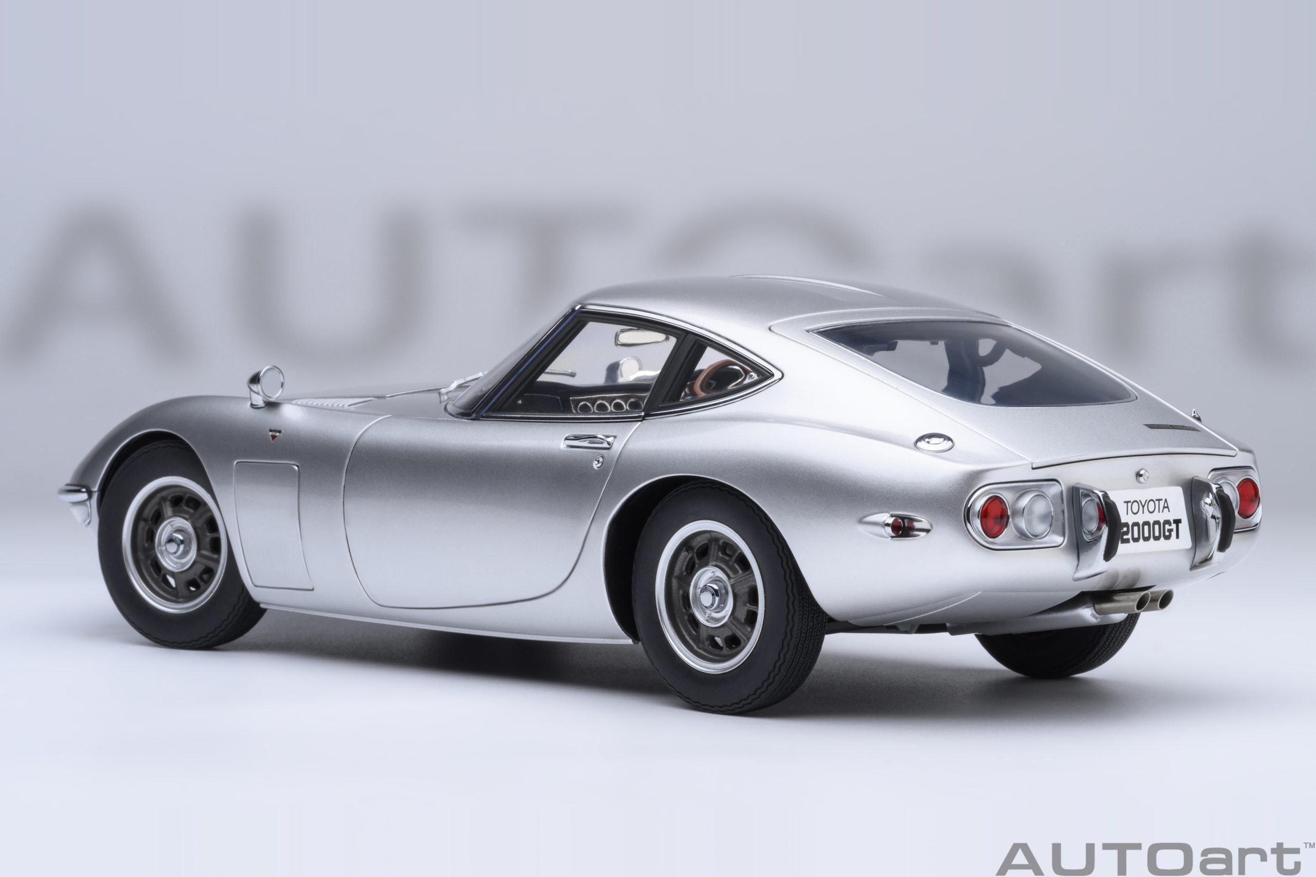 AUTOart Toyota 2000GT 1967 1:18 - Silver – Bild 2