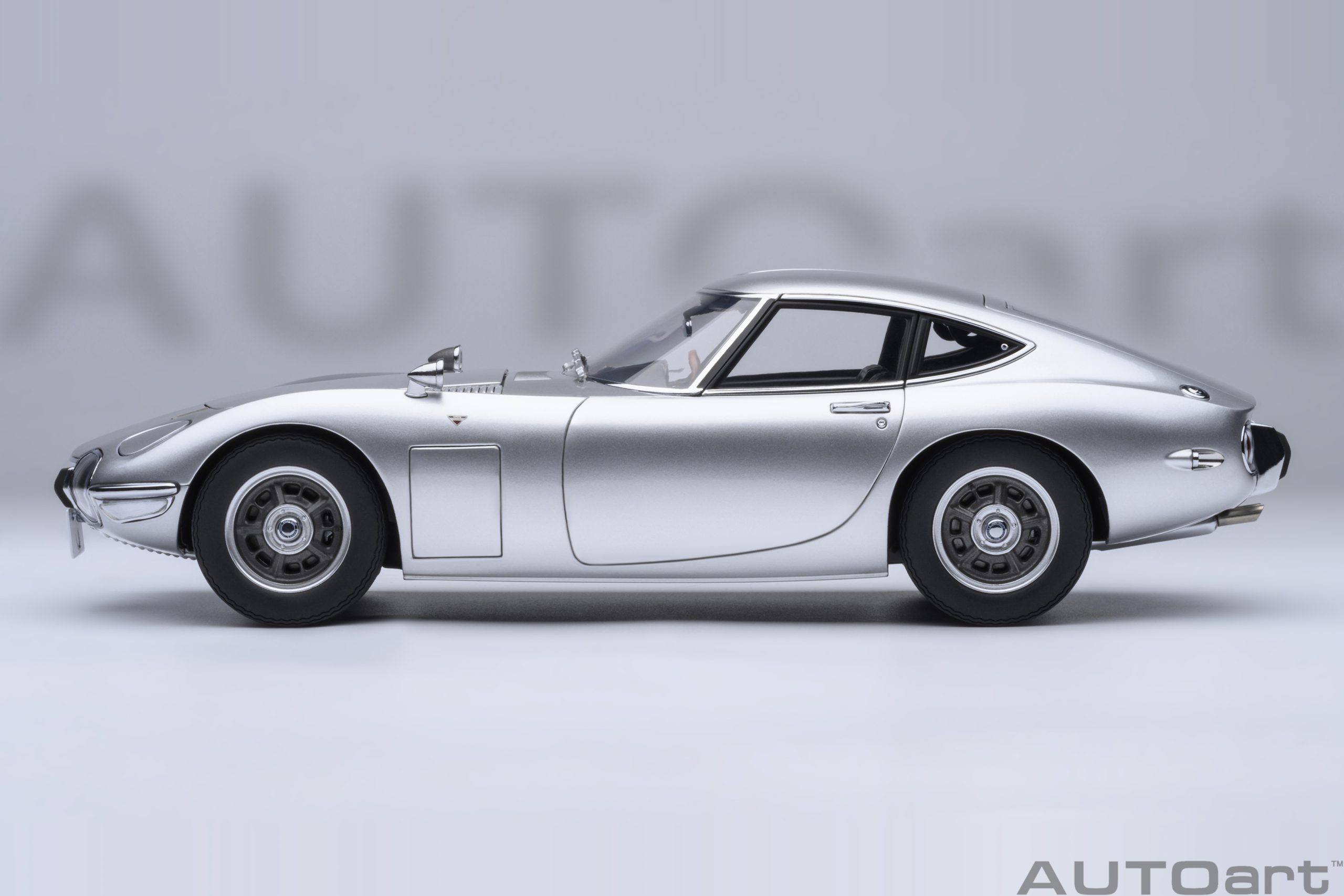 AUTOart Toyota 2000GT 1967 1:18 - Silver – Bild 3