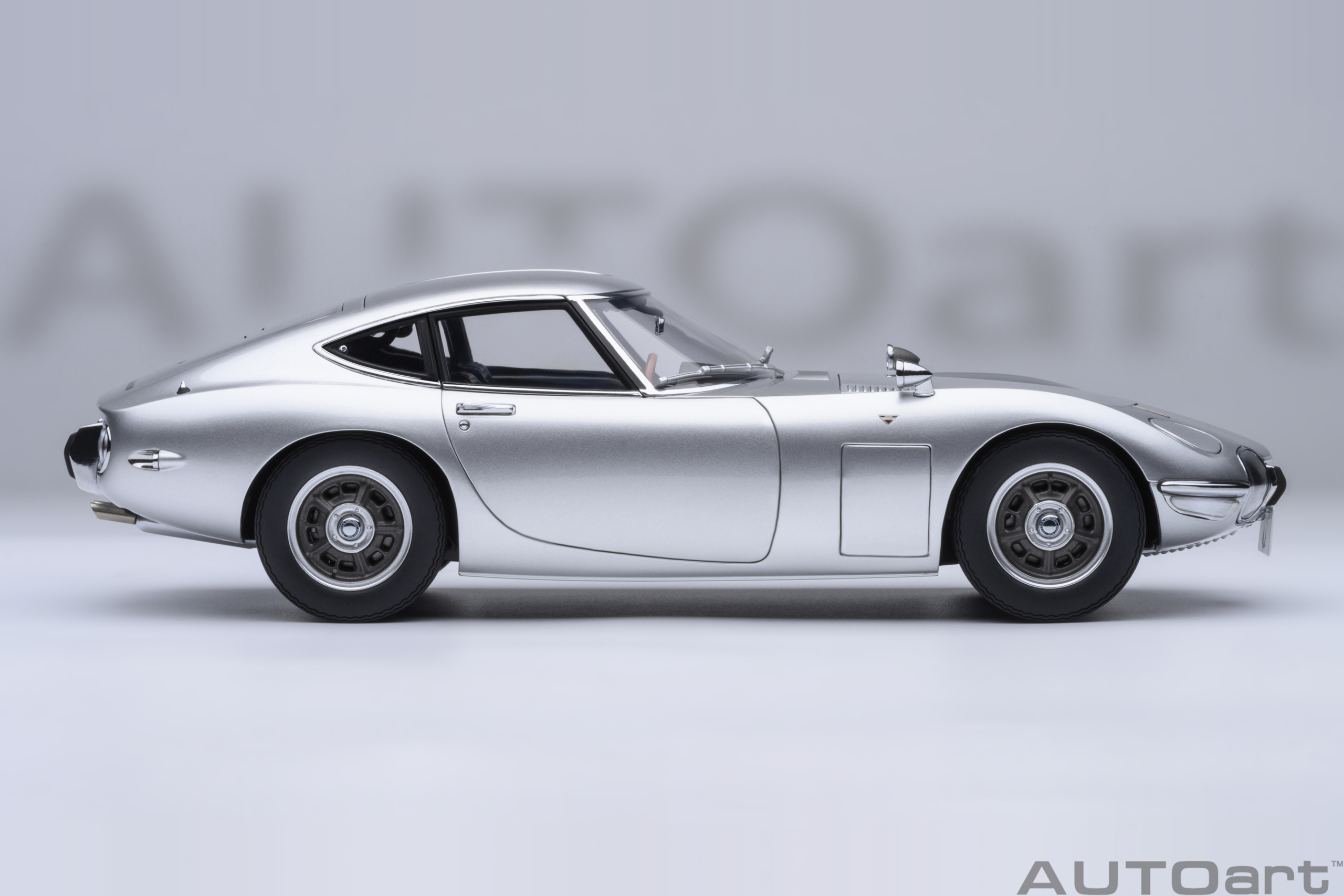 AUTOart Toyota 2000GT 1967 1:18 - Silver – Bild 4