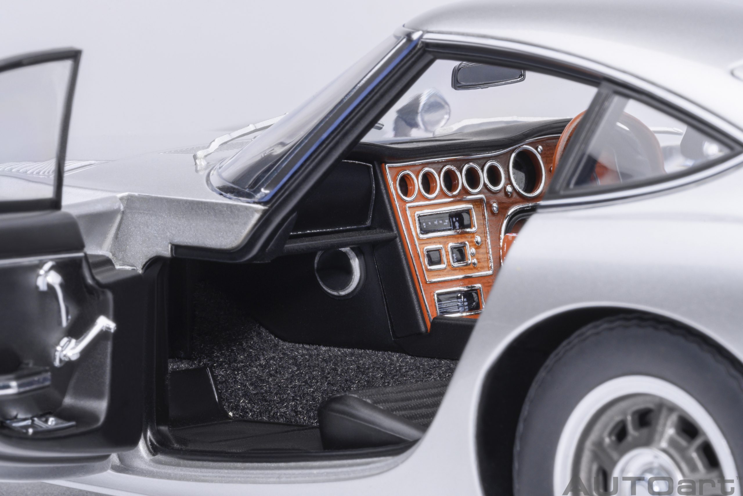 AUTOart Toyota 2000GT 1967 1:18 - Silver – Bild 9