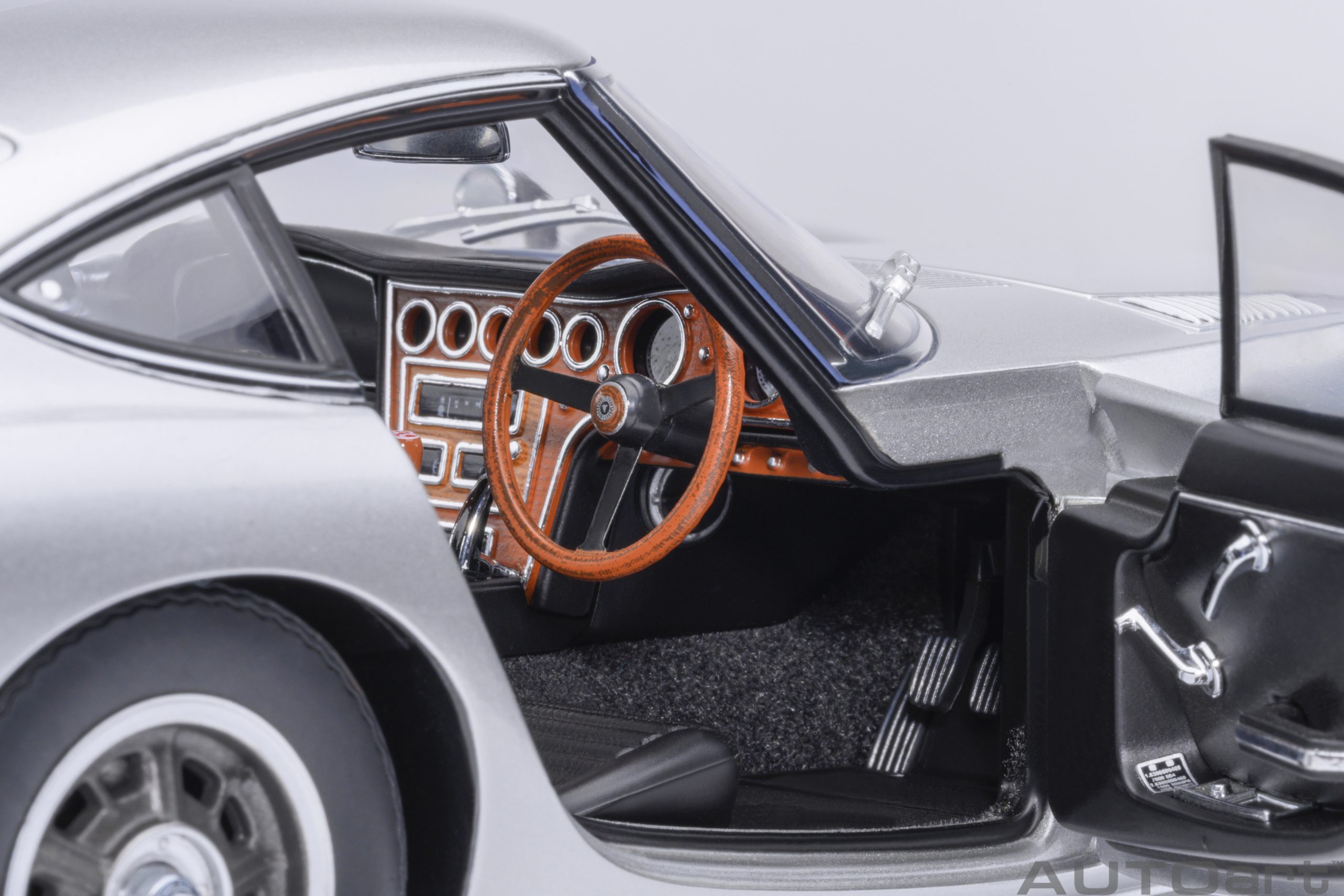 AUTOart Toyota 2000GT 1967 1:18 - Silver – Bild 10