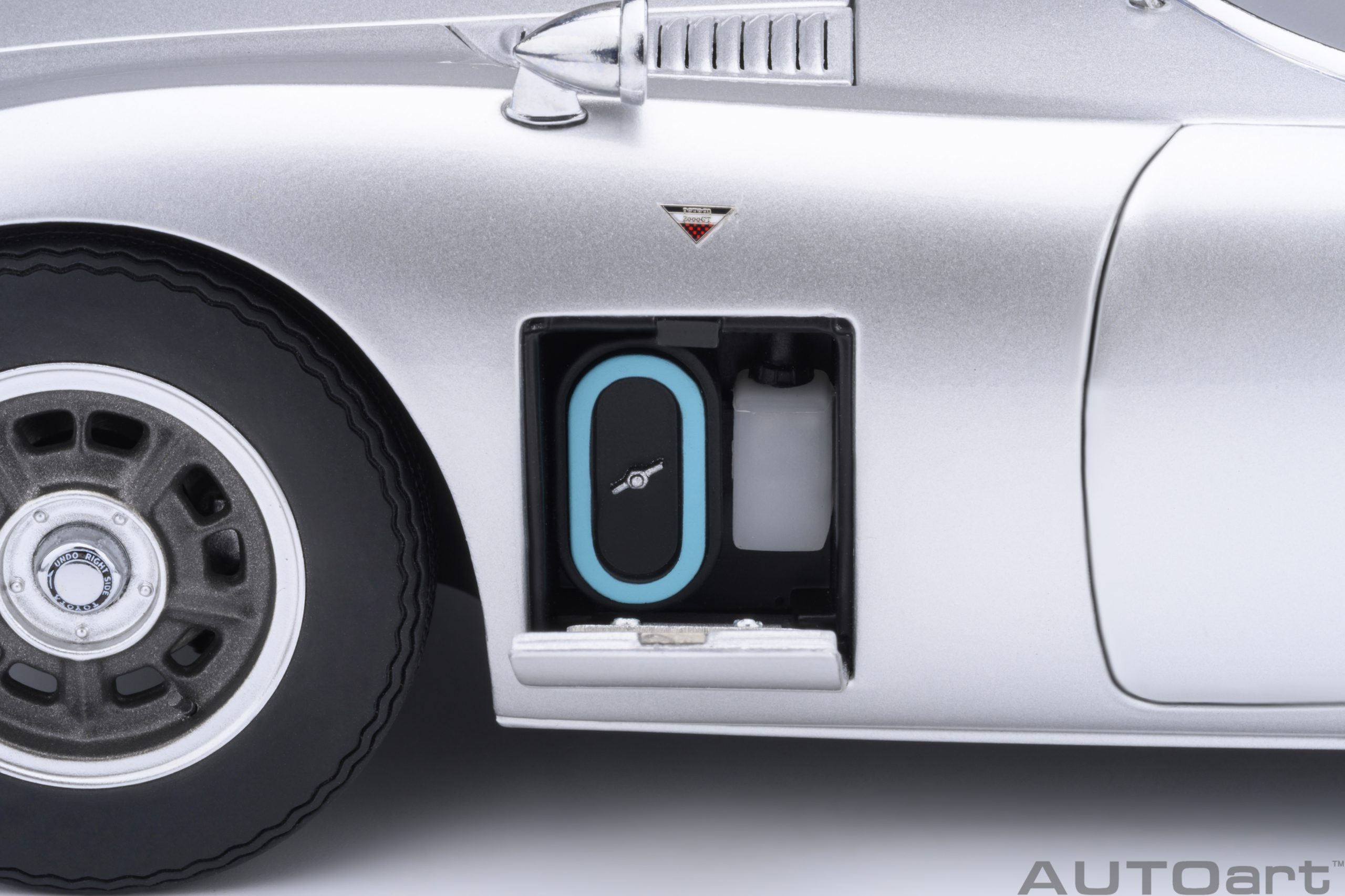 AUTOart Toyota 2000GT 1967 1:18 - Silver – Bild 14