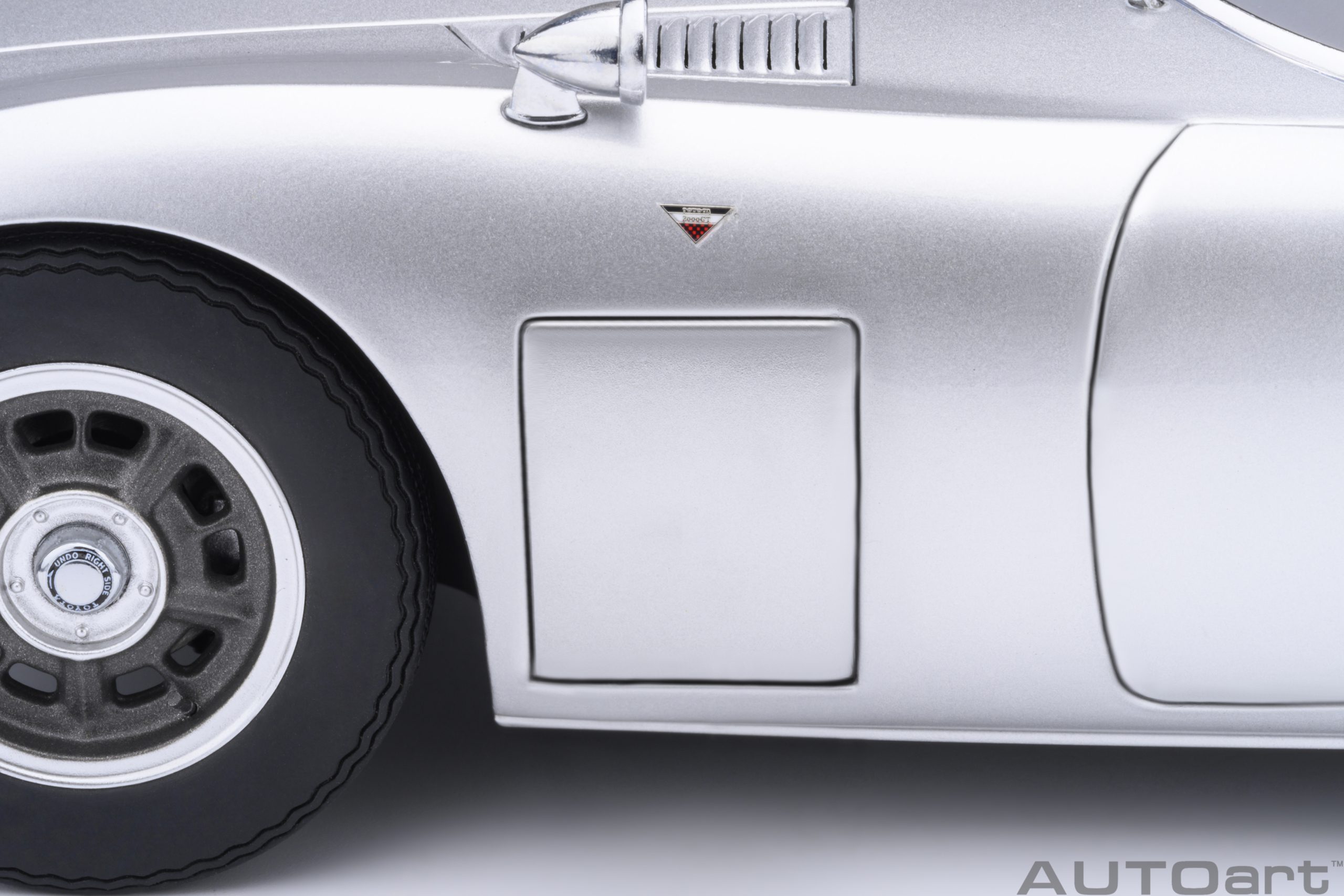AUTOart Toyota 2000GT 1967 1:18 - Silver – Bild 15