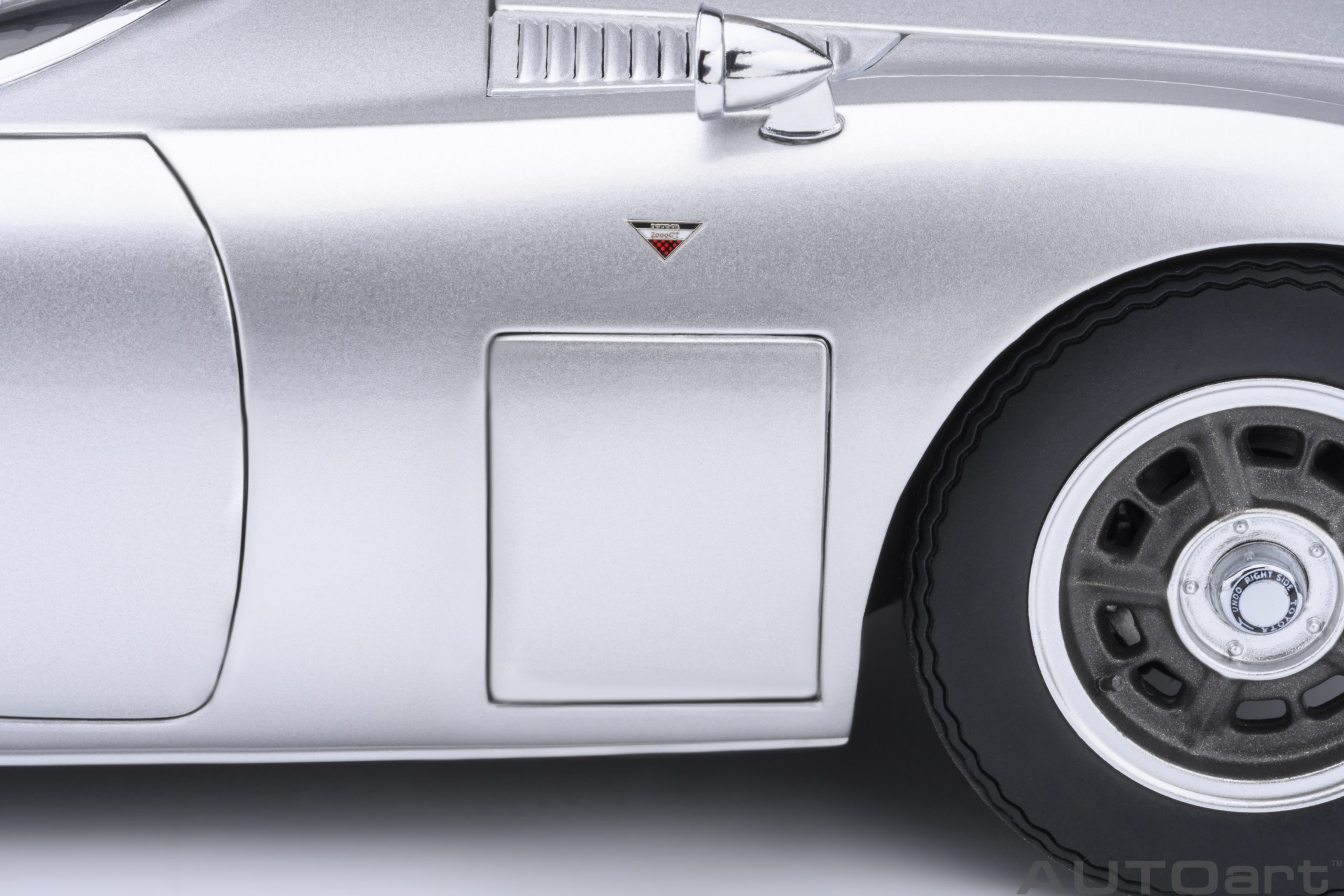 AUTOart Toyota 2000GT 1967 1:18 - Silver – Bild 16