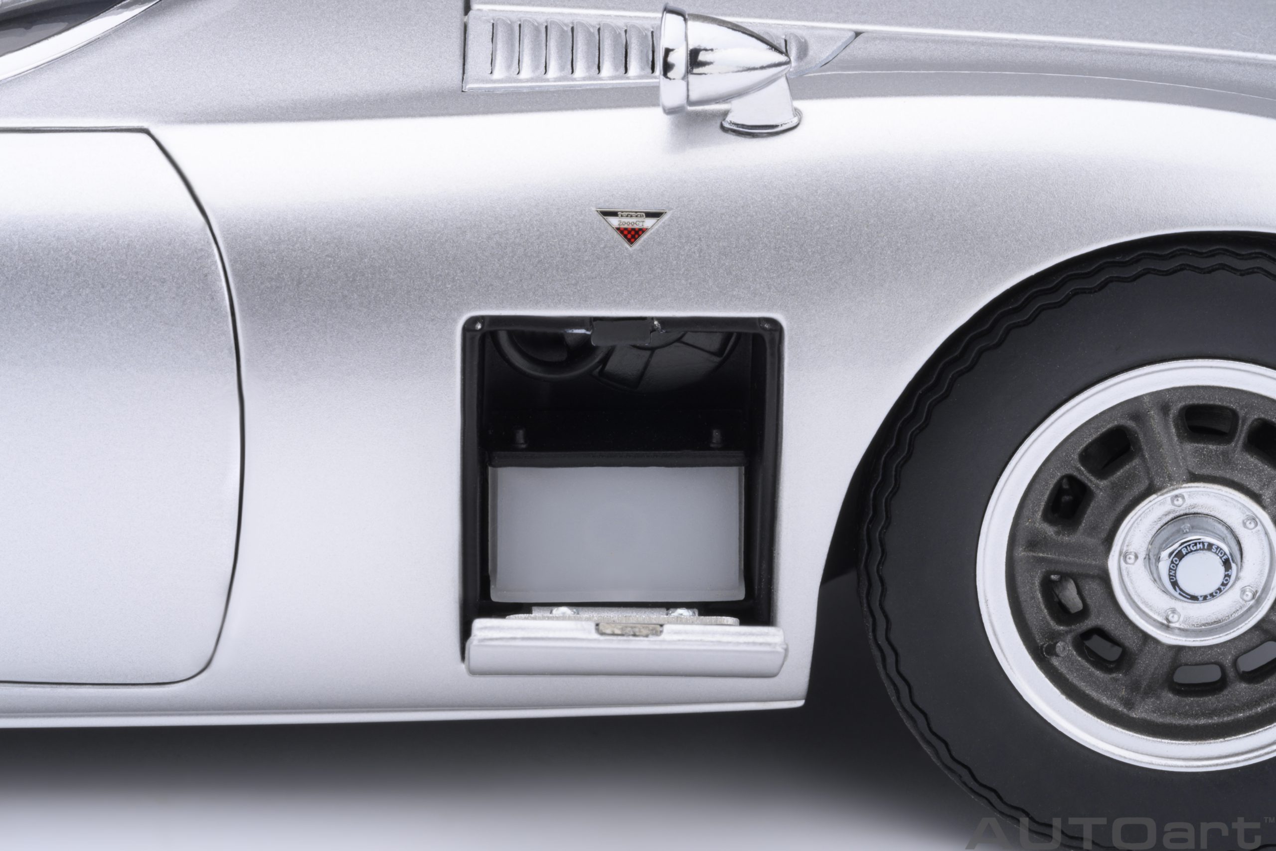 AUTOart Toyota 2000GT 1967 1:18 - Silver – Bild 17