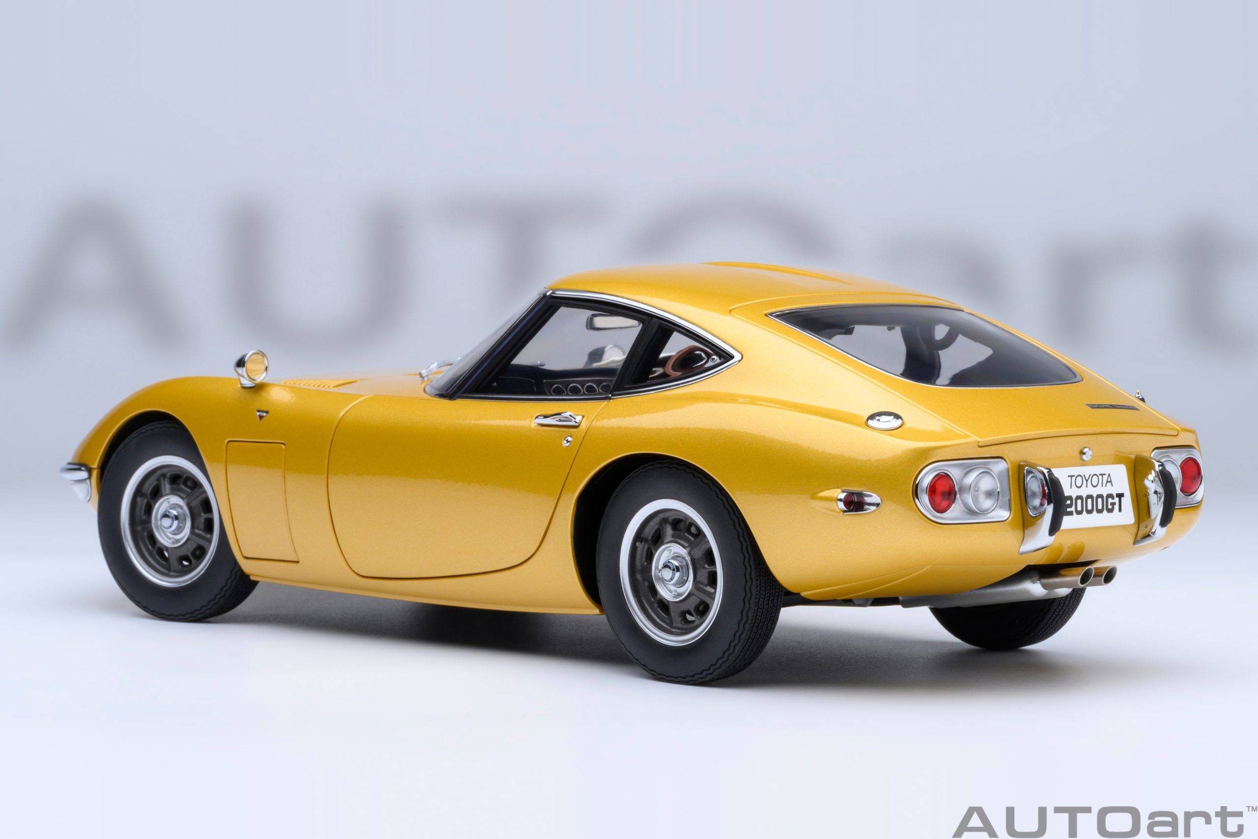 AUTOart Toyota 2000GT 1967 1:18 - Gold - Image 2