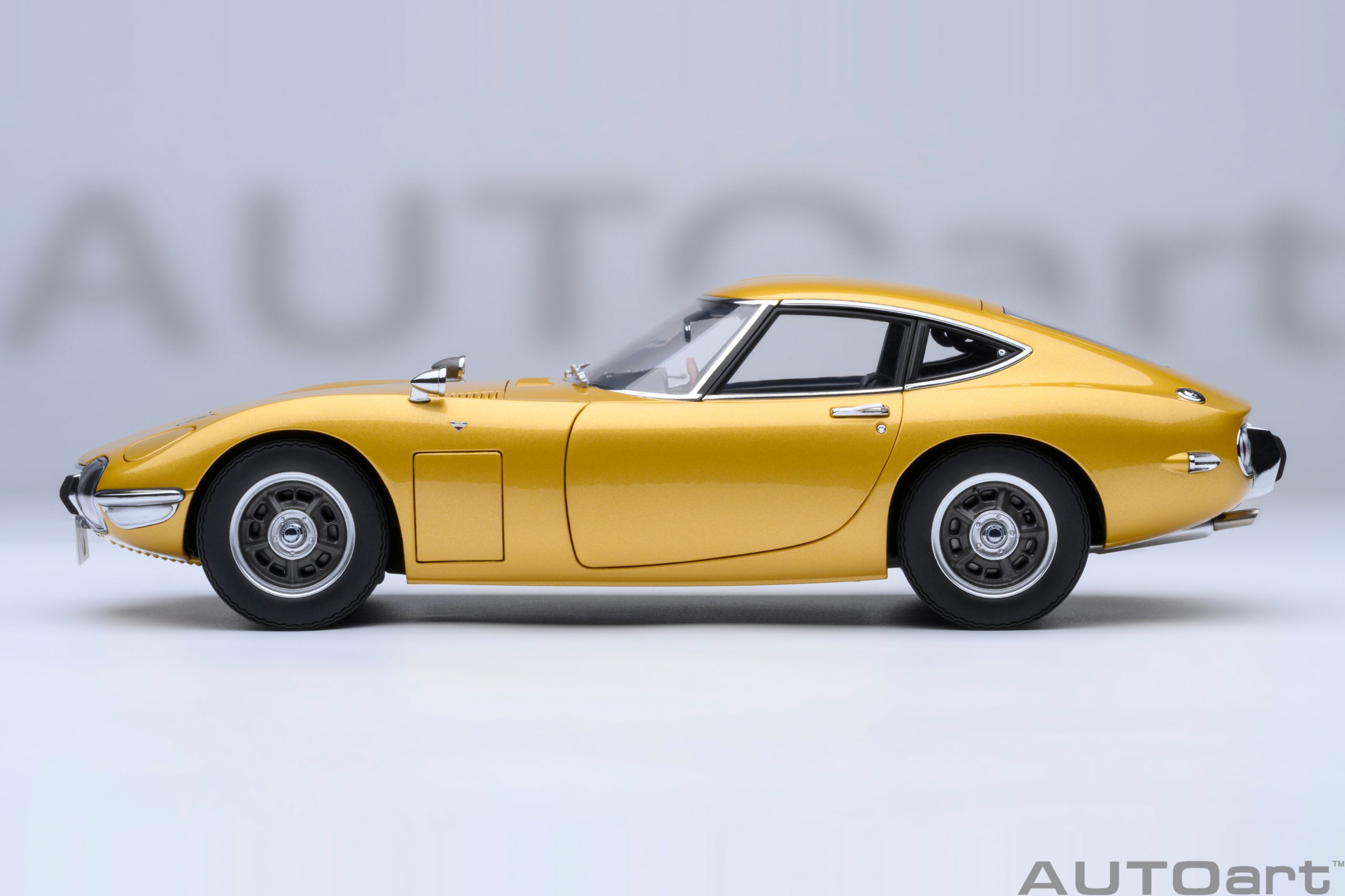 AUTOart Toyota 2000GT 1967 1:18 - Gold - Image 3