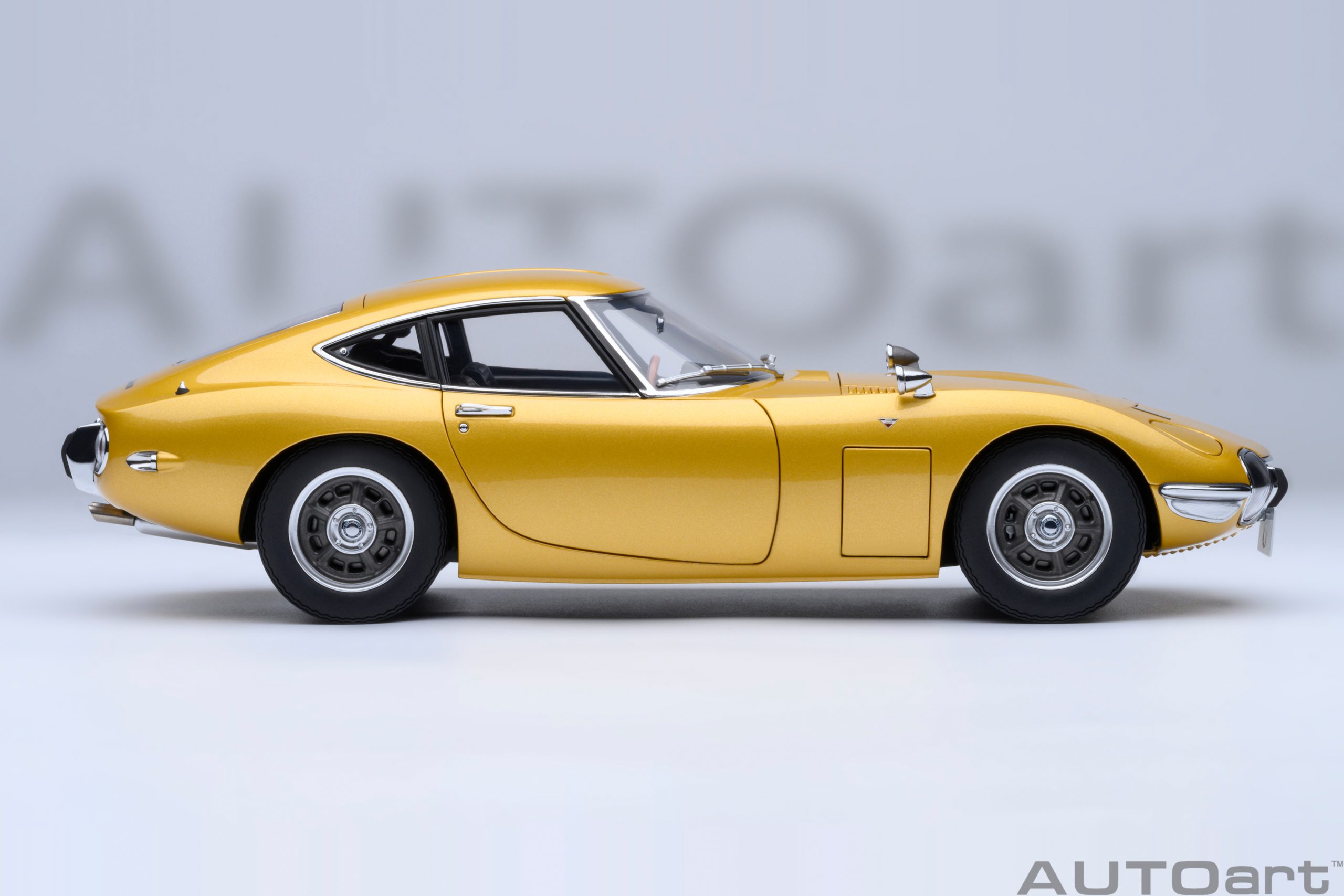 AUTOart Toyota 2000GT 1967 1:18 - Gold - Image 4