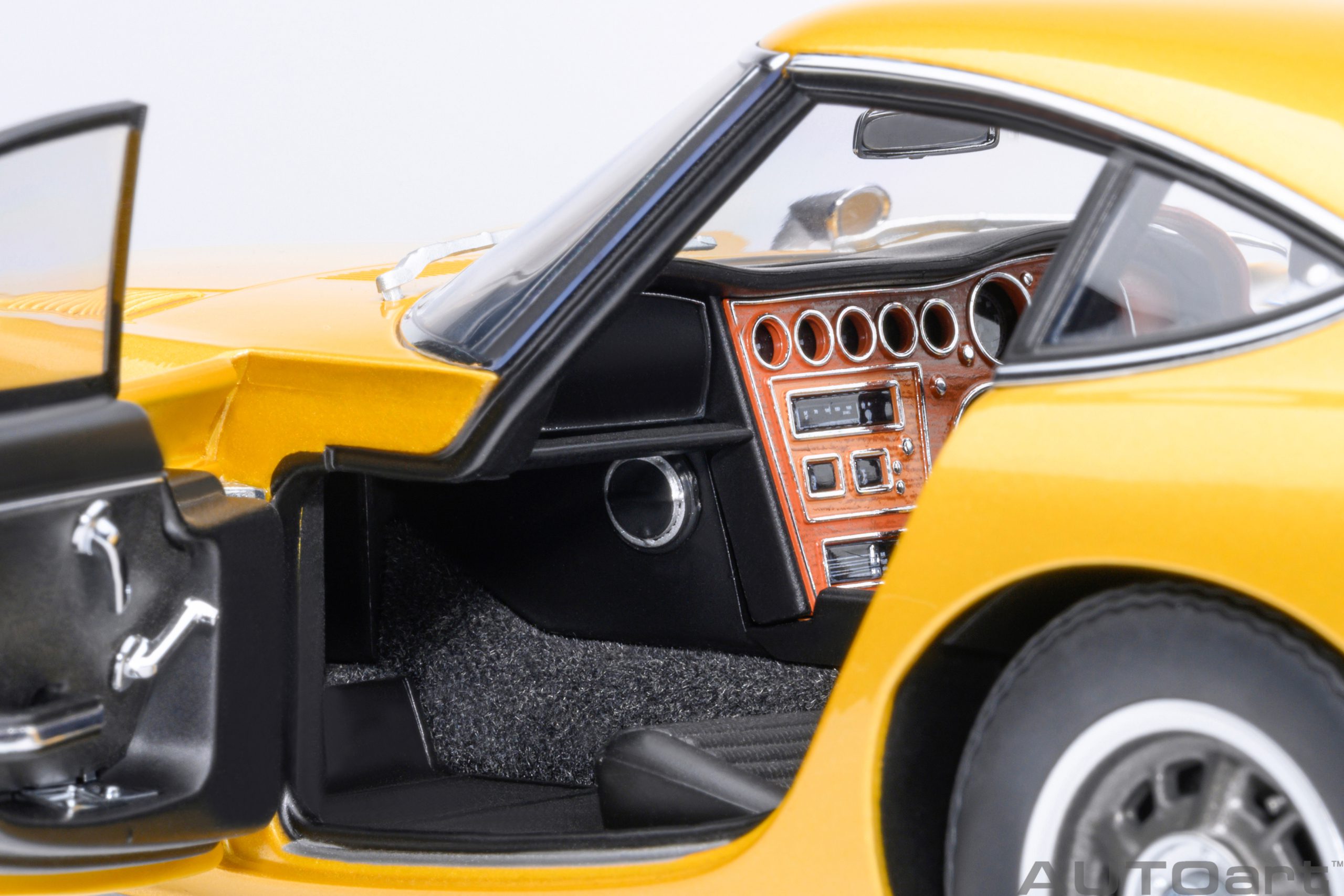AUTOart Toyota 2000GT 1967 1:18 - Gold - Image 9