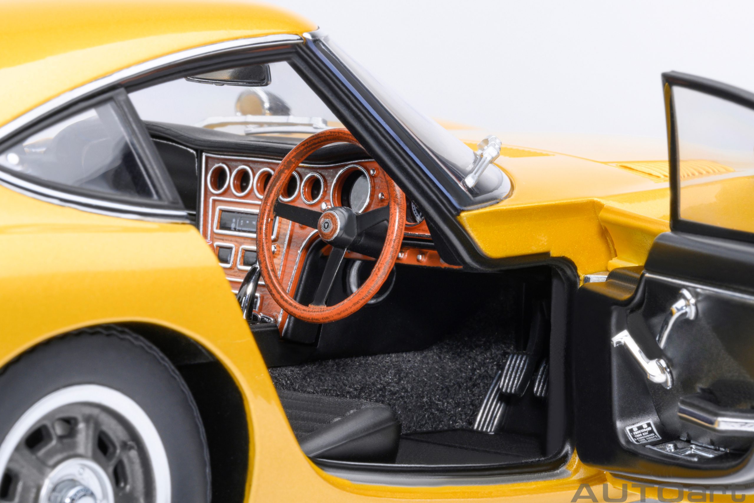 AUTOart Toyota 2000GT 1967 1:18 - Gold - Image 10