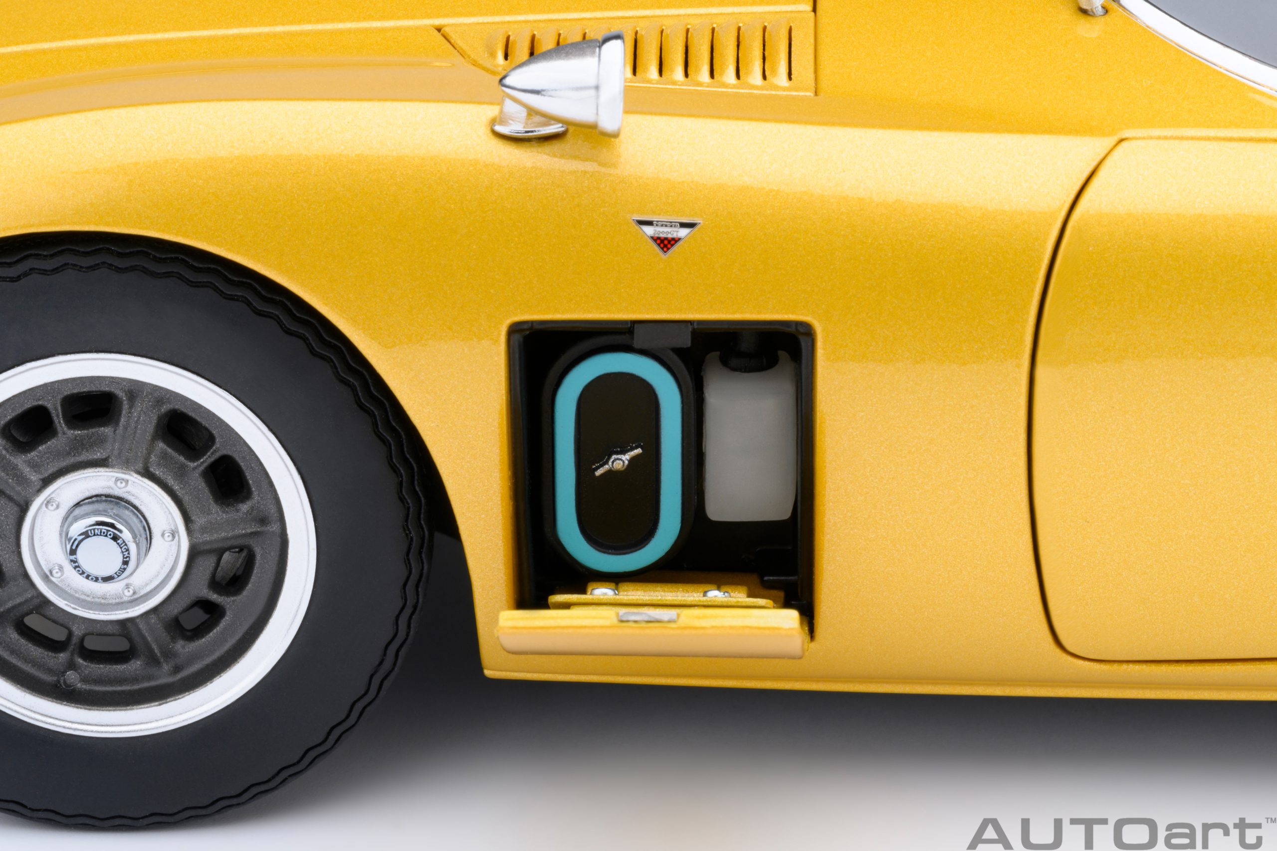 AUTOart Toyota 2000GT 1967 1:18 - Gold - Image 14