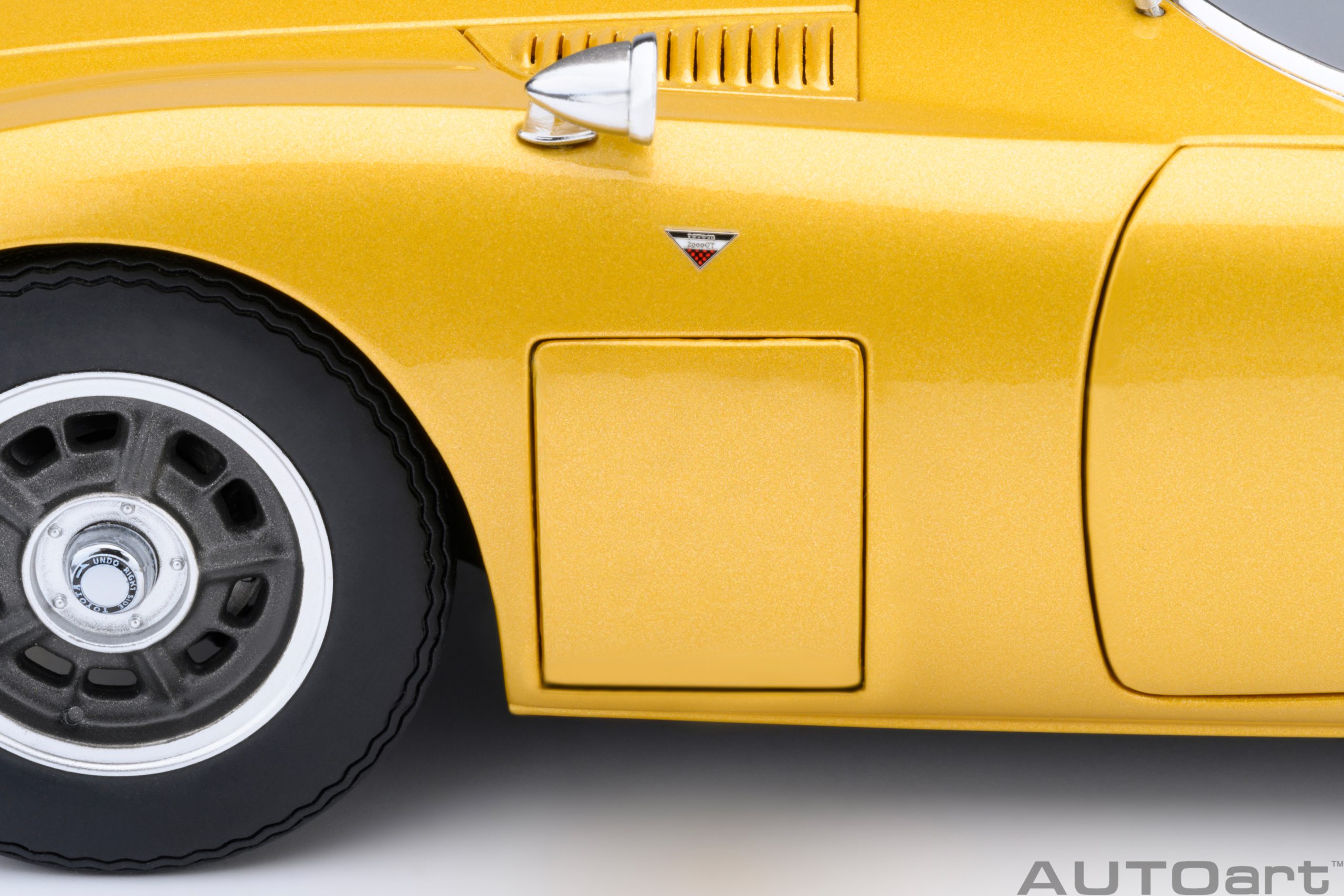 AUTOart Toyota 2000GT 1967 1:18 - Gold - Image 15