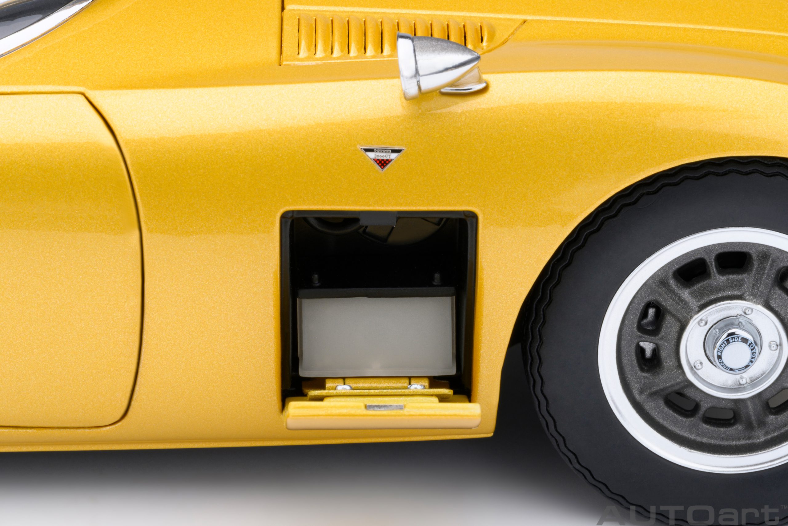 AUTOart Toyota 2000GT 1967 1:18 - Gold - Image 16