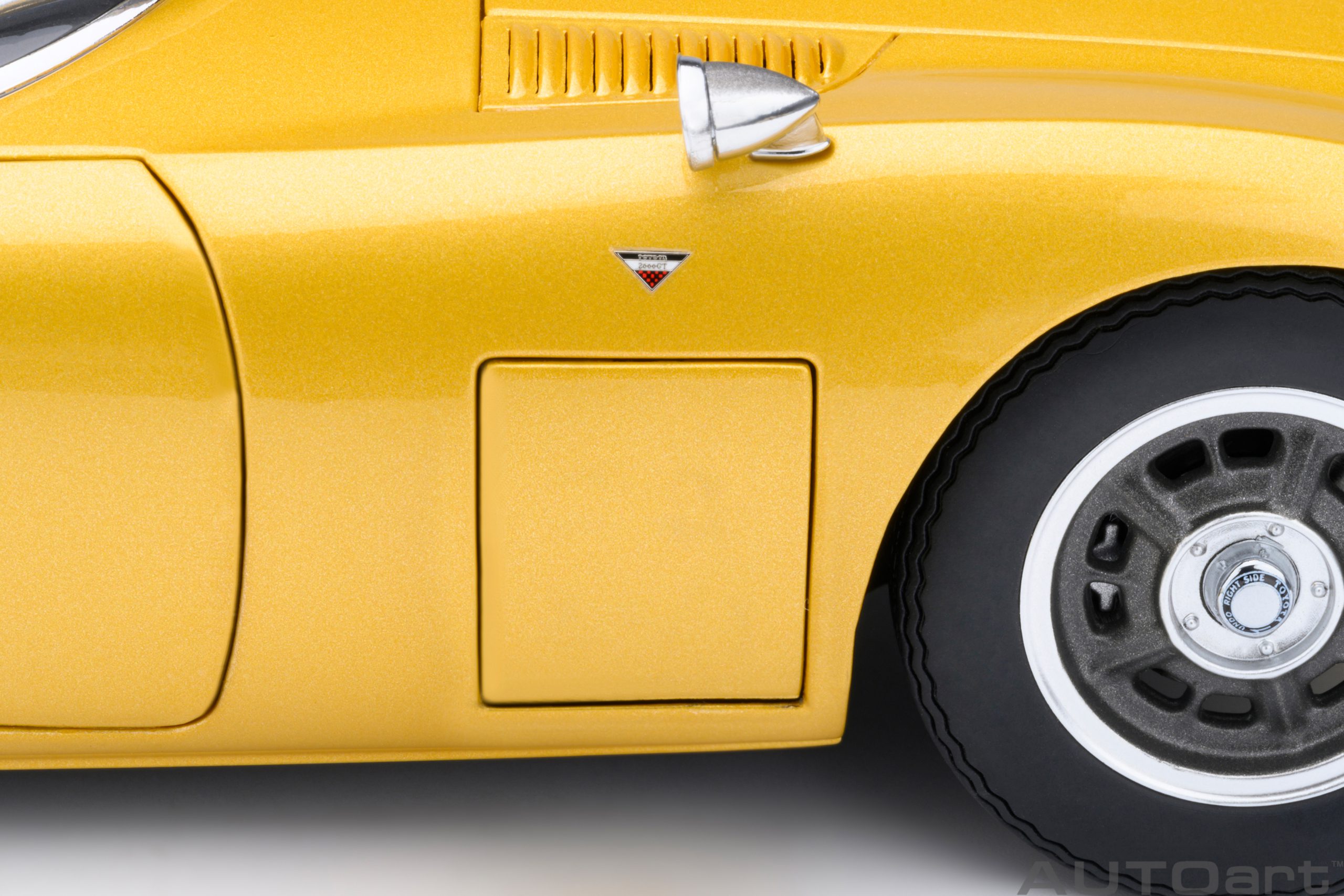 AUTOart Toyota 2000GT 1967 1:18 - Gold - Image 17