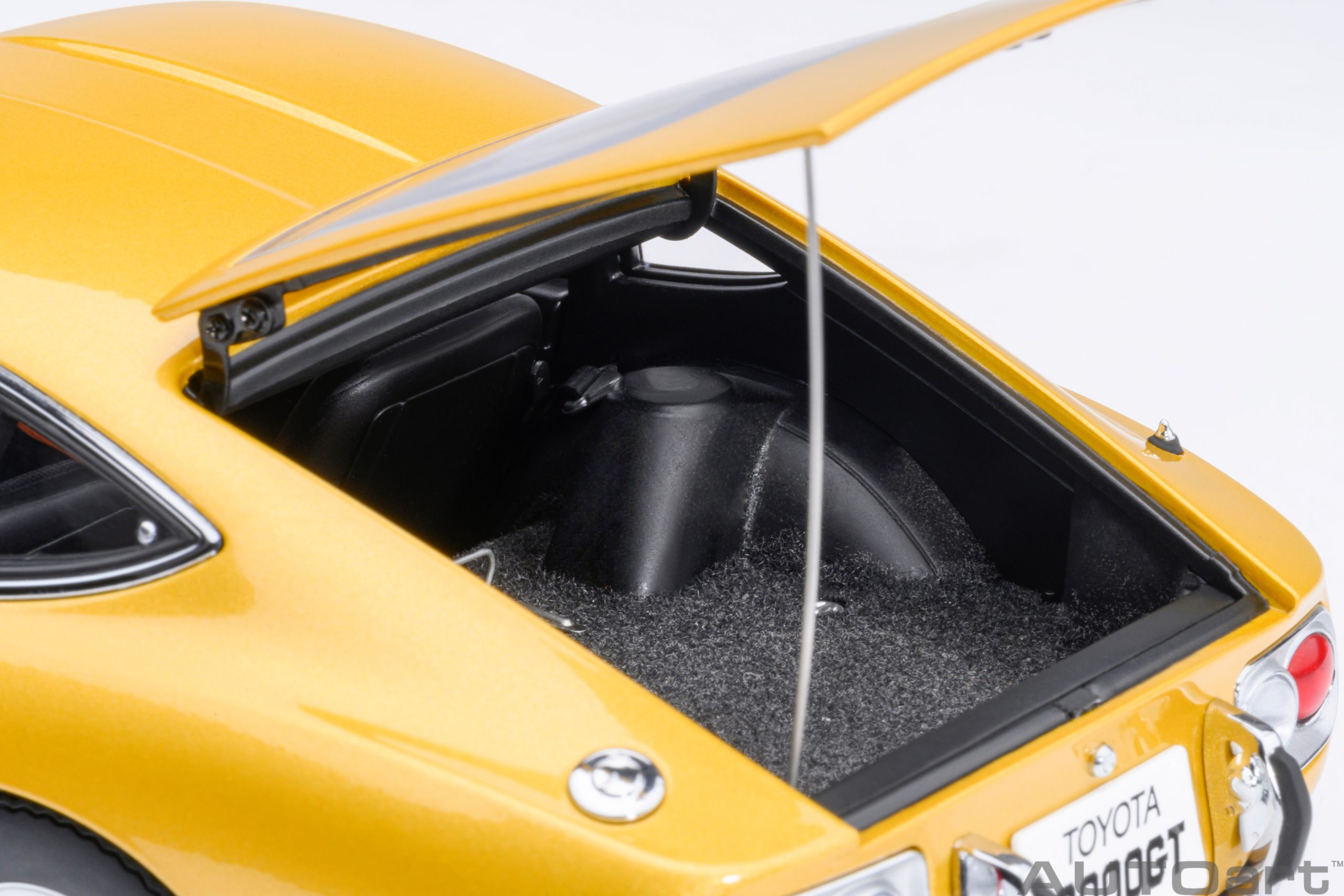 AUTOart Toyota 2000GT 1967 1:18 - Gold - Image 19