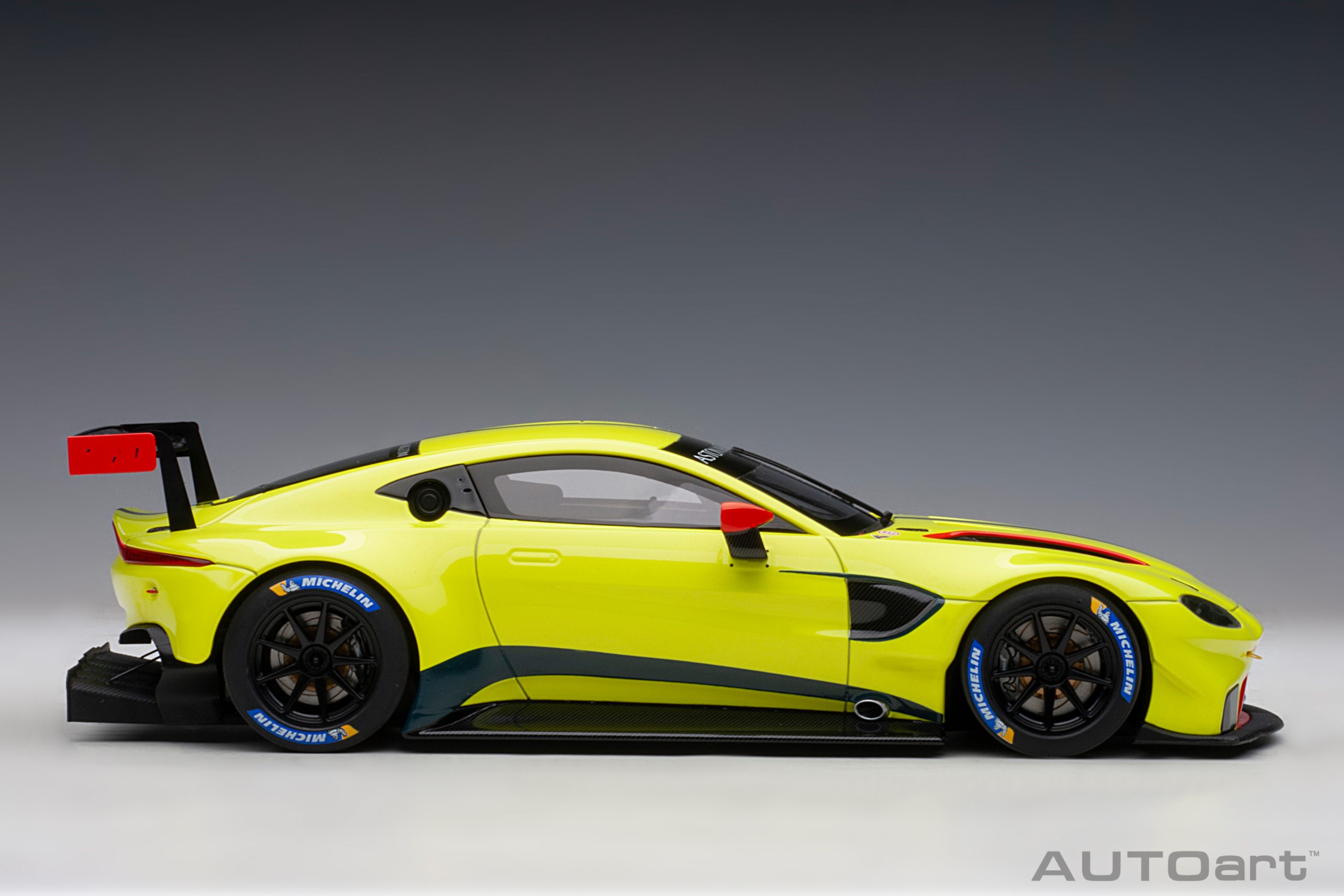 AUTOart Aston Martin Vantage GTE Le Mans Pro 2018 Presentation Car 1:18 - Immagine 4