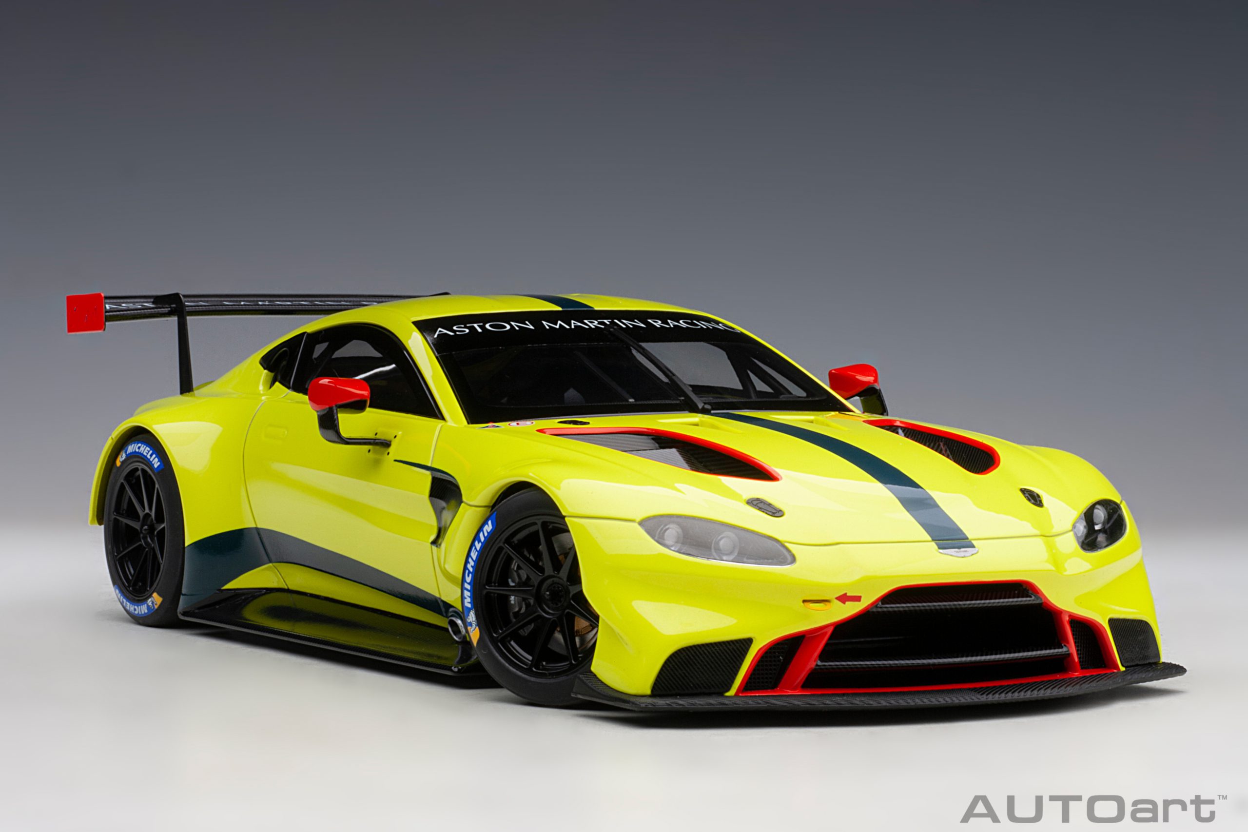 AUTOart Aston Martin Vantage GTE Le Mans Pro 2018 Presentation Car 1:18 - Immagine 10