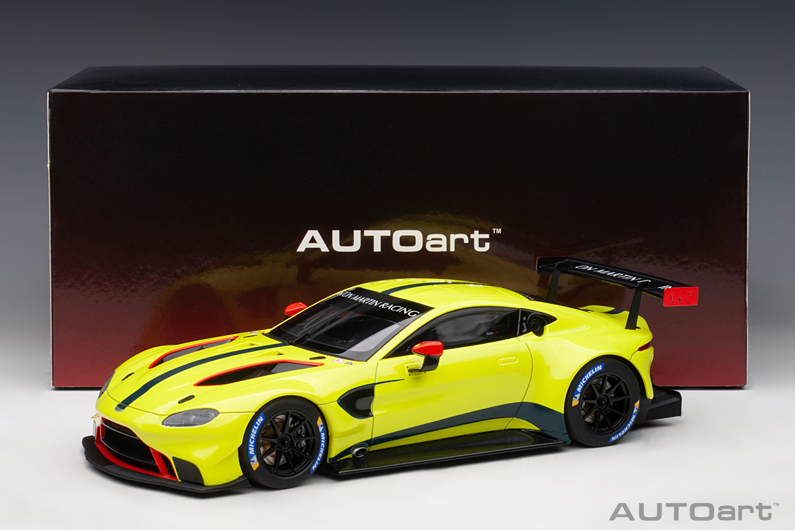 AUTOart Aston Martin Vantage GTE Le Mans Pro 2018 Presentation Car 1:18 - Immagine 13