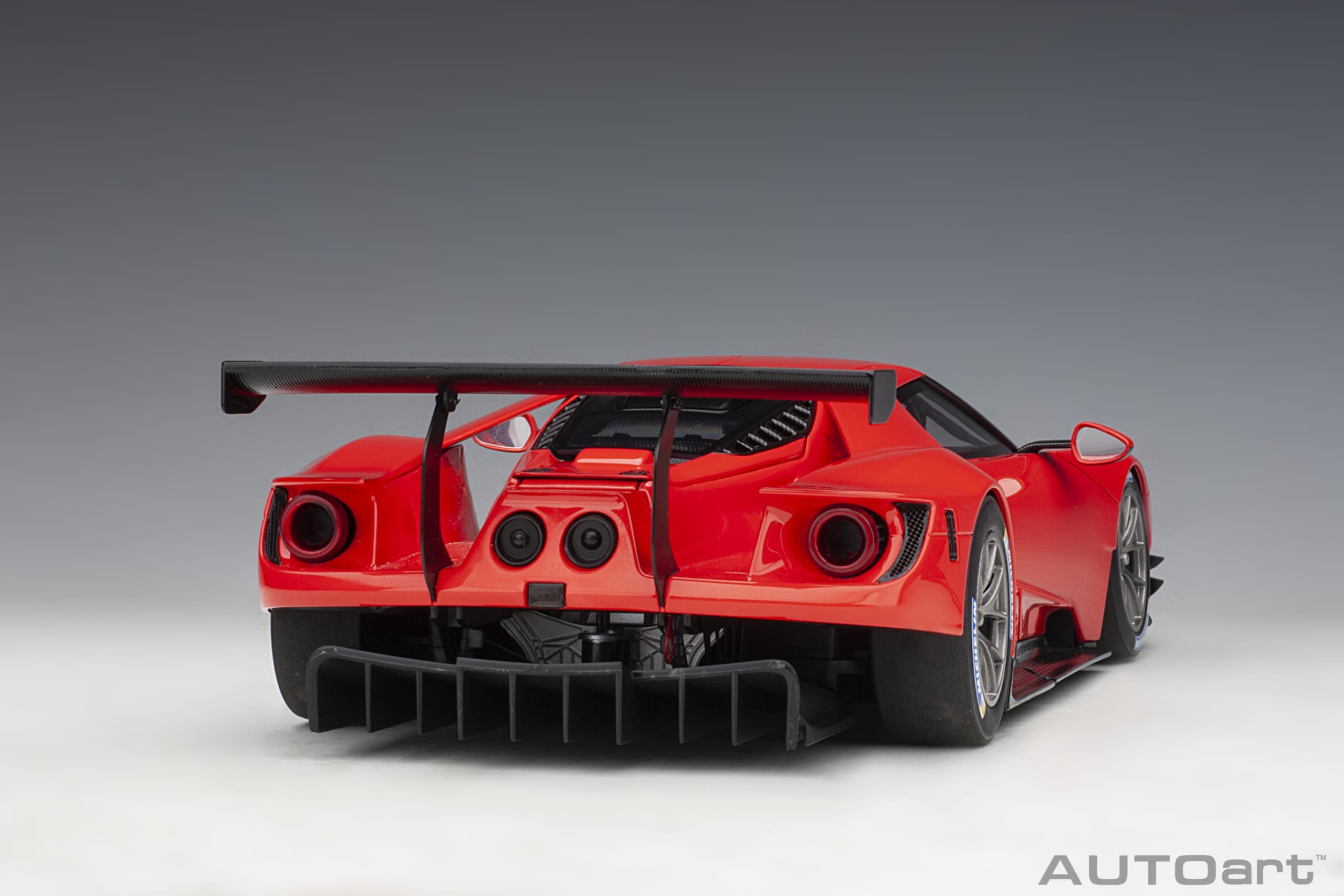 AUTOart Ford GT LM Plain Body Version 2018 1:18 - Red - Image 17