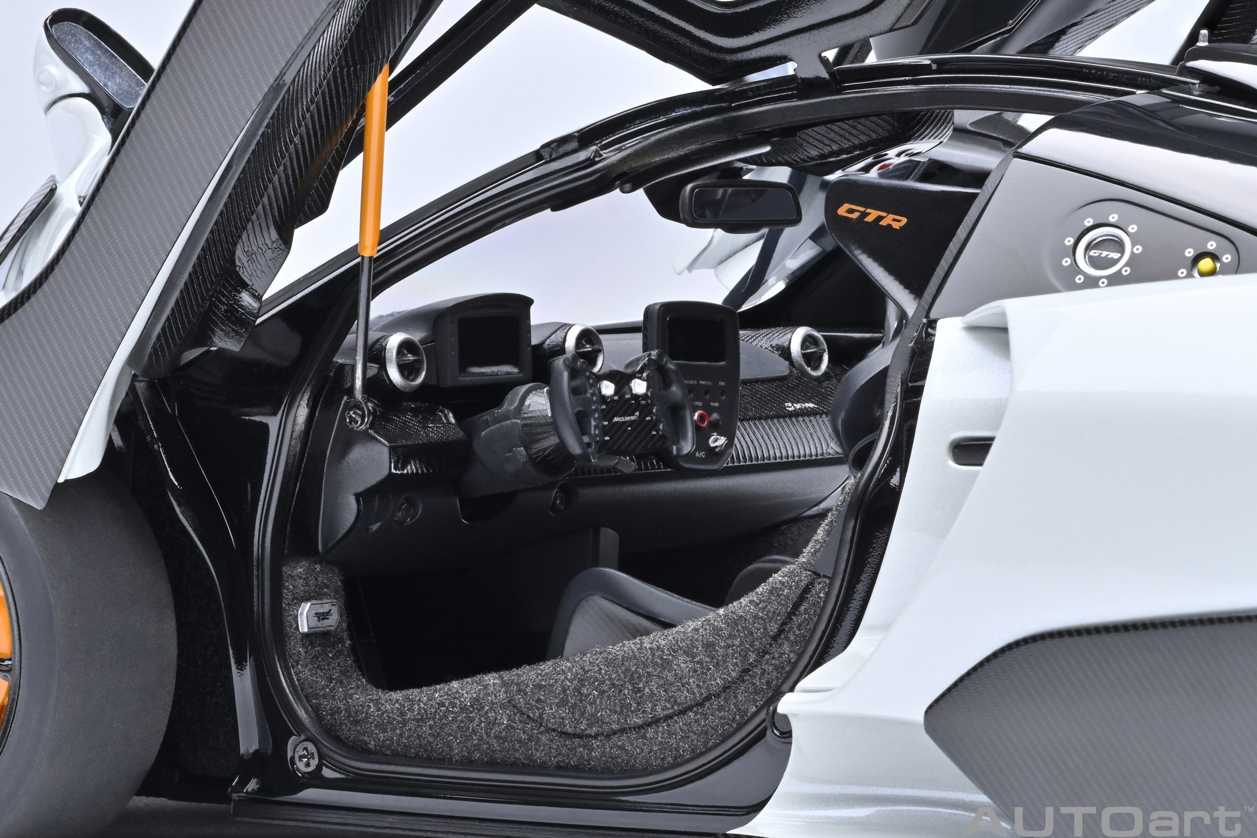 AUTOart McLaren Senna GTR 2019 1:18 - Silica White - Image 9