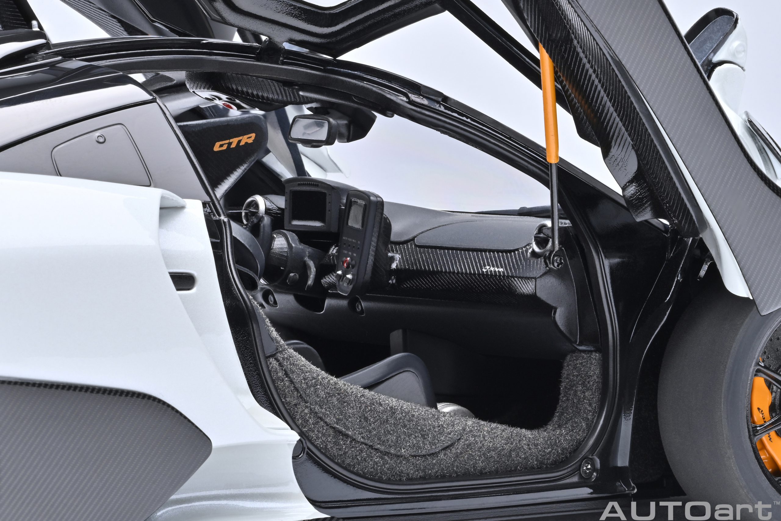 AUTOart McLaren Senna GTR 2019 1:18 - Silica White - Image 10