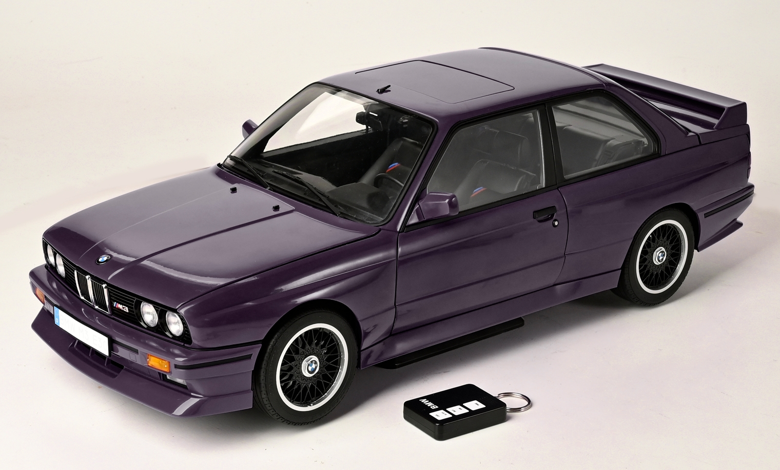 IXO Bausatz 1:8 de la BMW M3 E30 en Blau Macao modelcars24 exclusif un sur 300 - 1/8