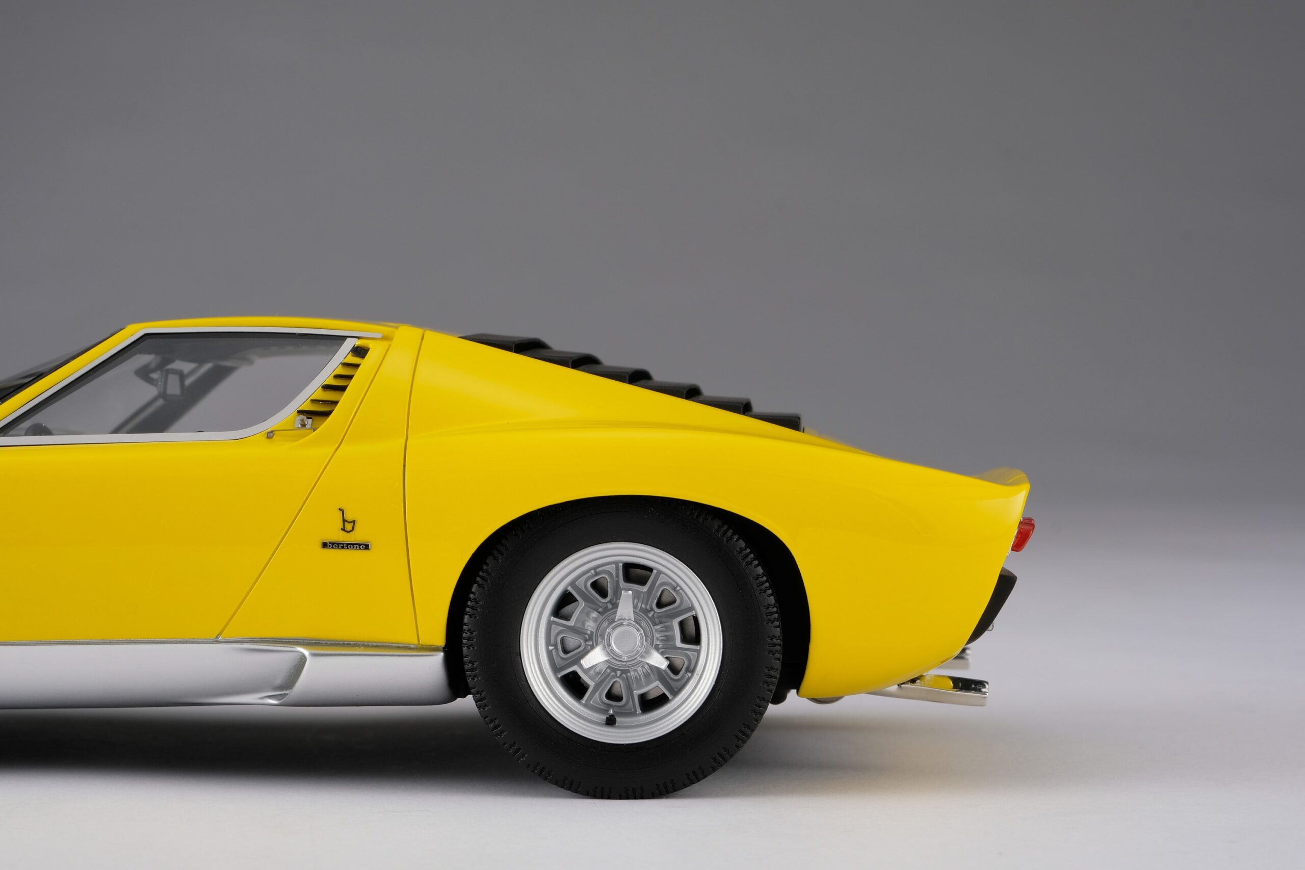 Amalgam Lamborghini Miura P400 SV | 1:18 – Bild 12
