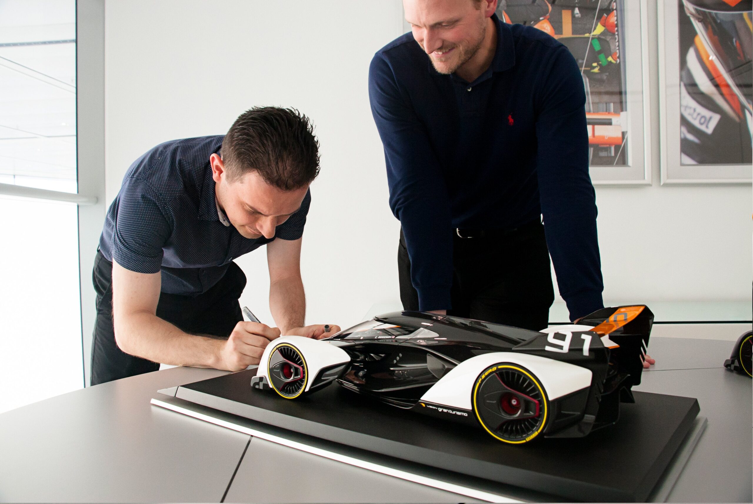 Amalgam McLaren Ultimate Vision Gran Turismo (2017) Signed Edition - Mehrfarbig | 1:8 – Bild 6