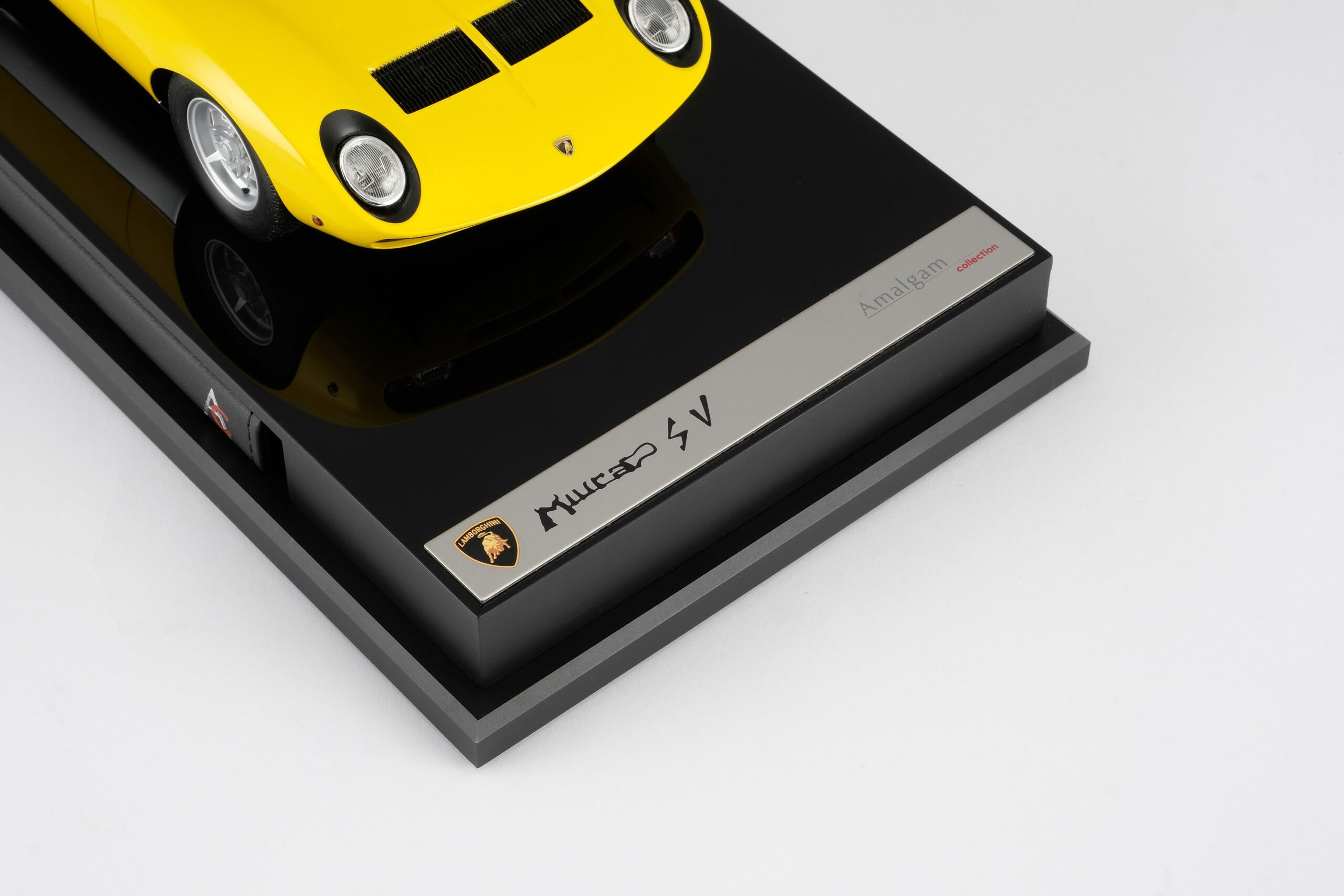 Amalgam Lamborghini Miura P400 SV | 1:18 – Bild 17