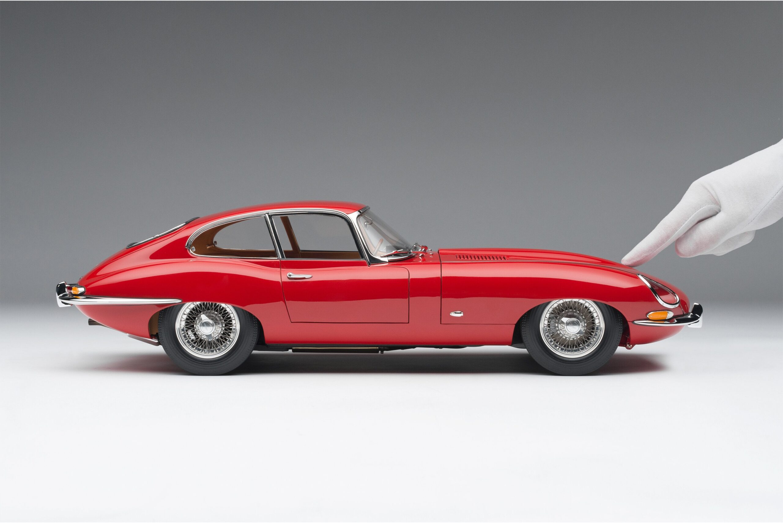 Amalgam Jaguar E-Type Series 1 Coupe (1961) - Rot | 1:8 – Bild 3