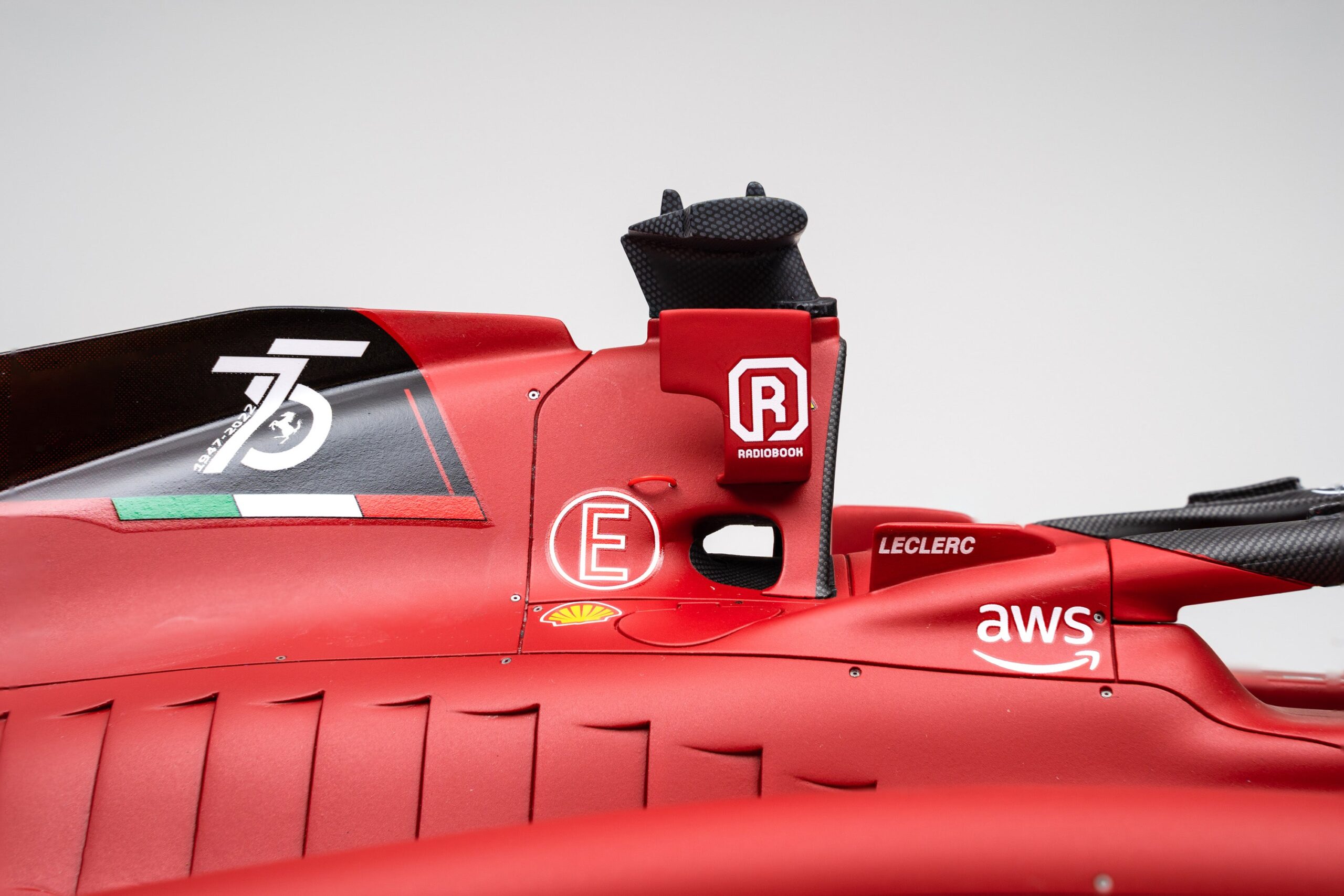 Amalgam Ferrari F1-75 2022 Bahrain Grand Prix - Dunkelrot | 1:8 - Image 17