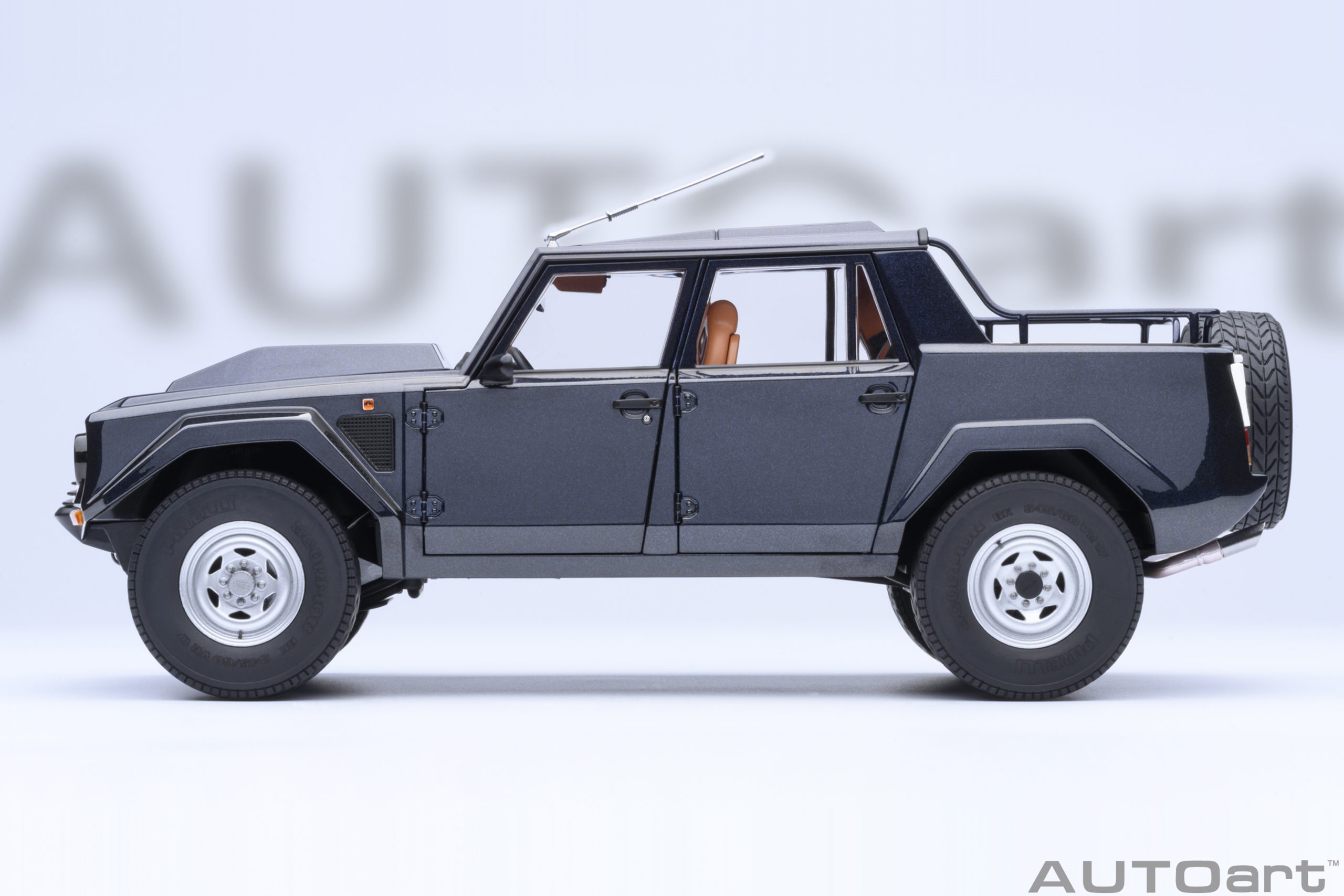 AUTOart Lamborghini LM002 1:18 - Acapulco Blue Metallic – Bild 3