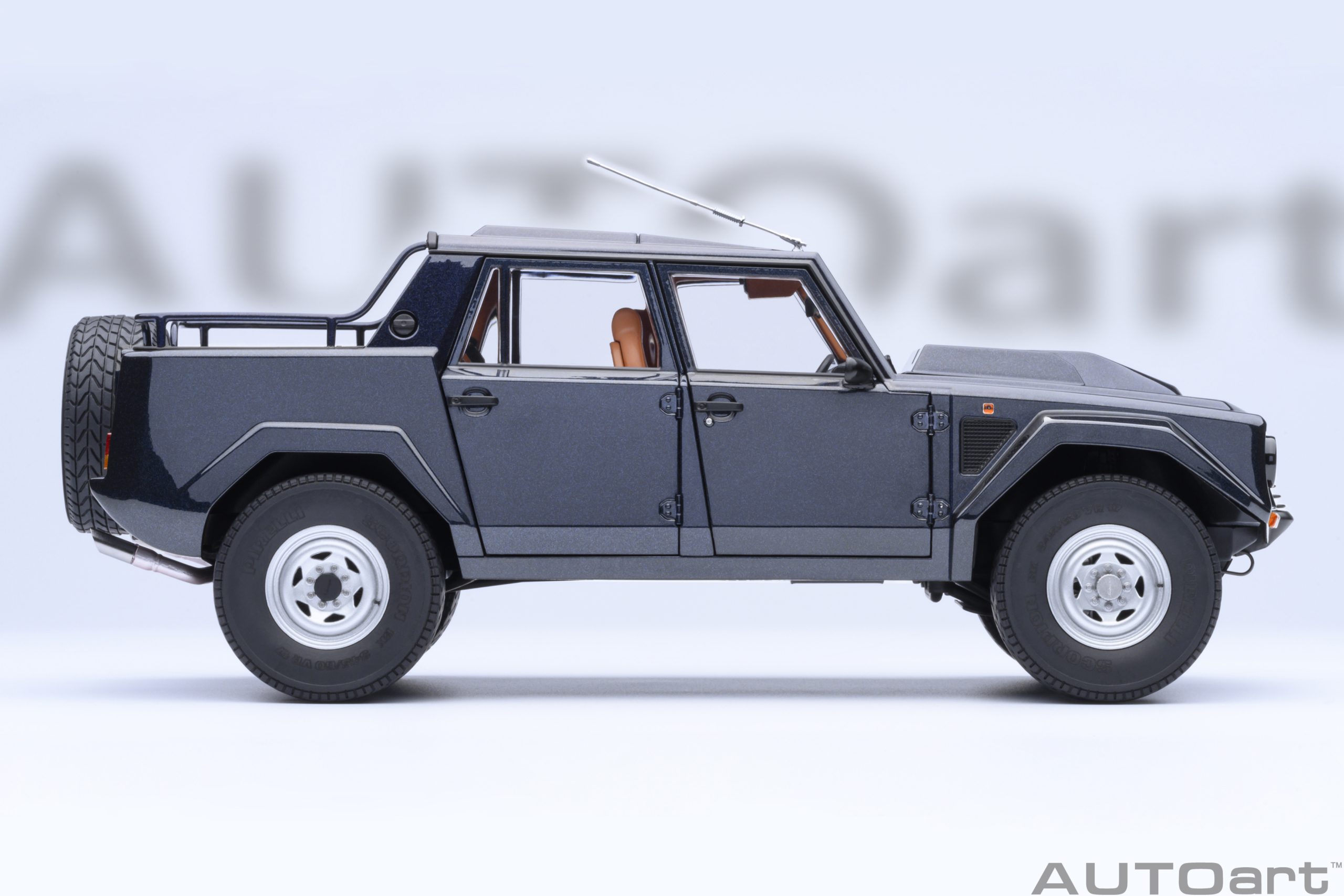 AUTOart Lamborghini LM002 1:18 - Acapulco Blue Metallic – Bild 4