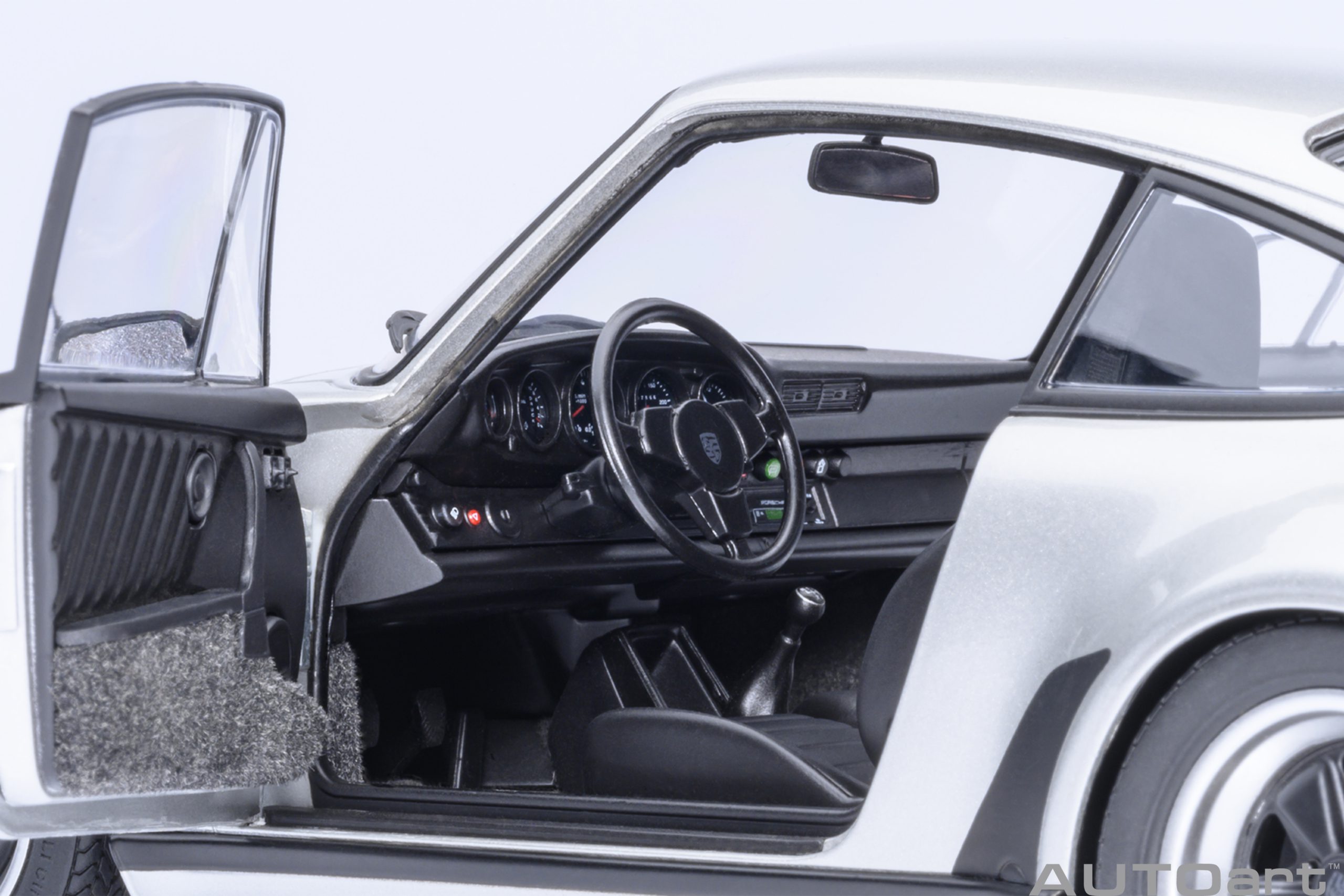 AUTOart Porsche 911 (930) Turbo 3.0 1:18 - Silver Metallic – Bild 9
