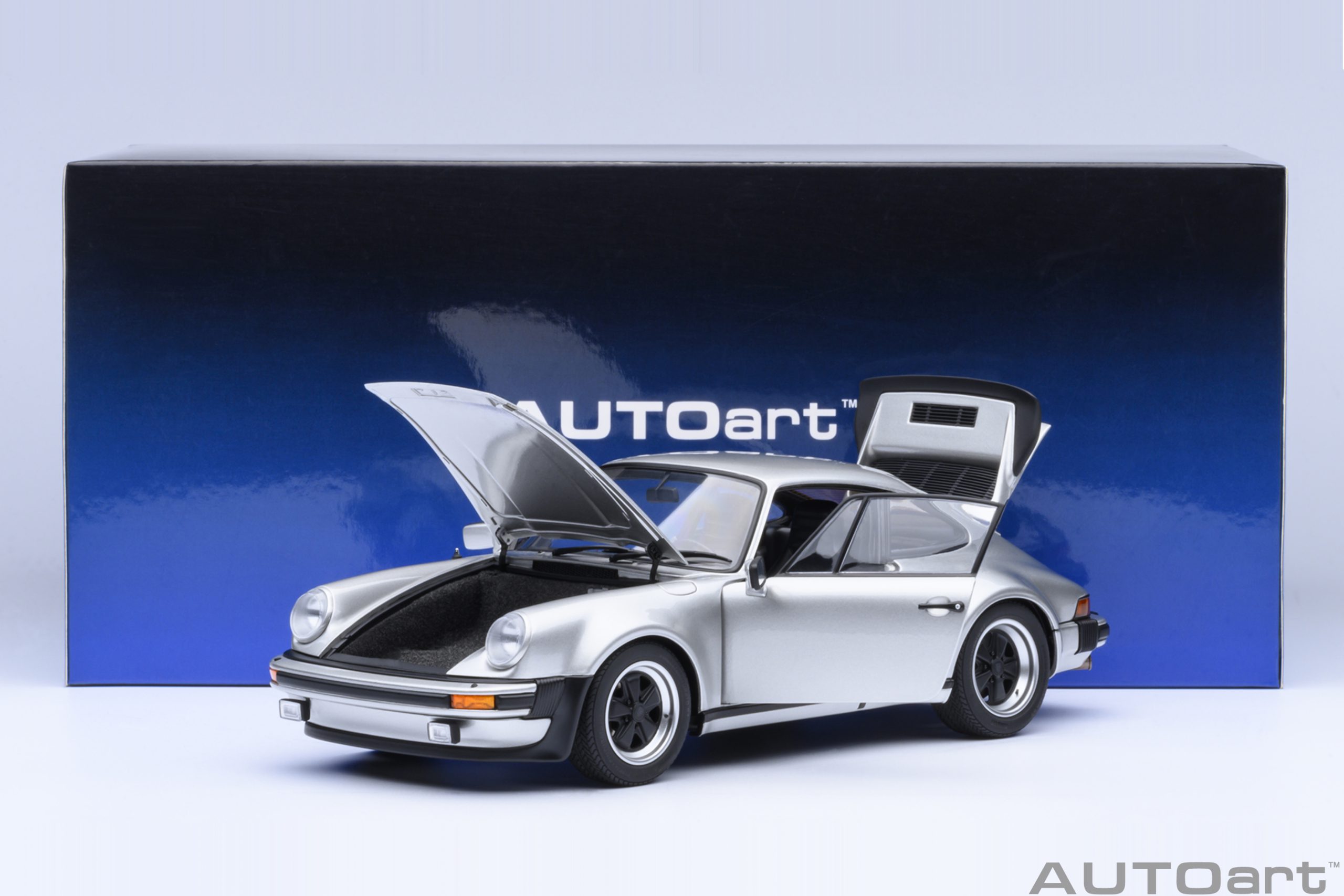 AUTOart Porsche 911 (930) Turbo 3.0 1:18 - Silver Metallic – Bild 20