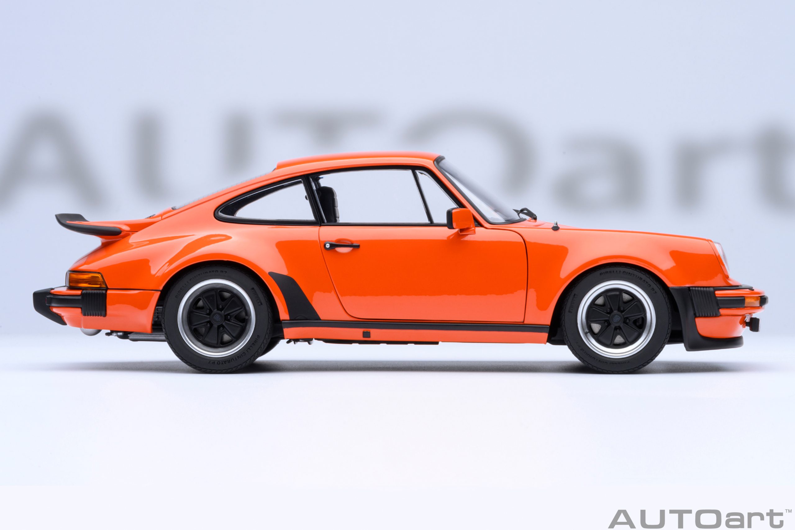 AUTOart Porsche 911 (930) Turbo 3.0 1:18 - Continental Orange – Bild 4