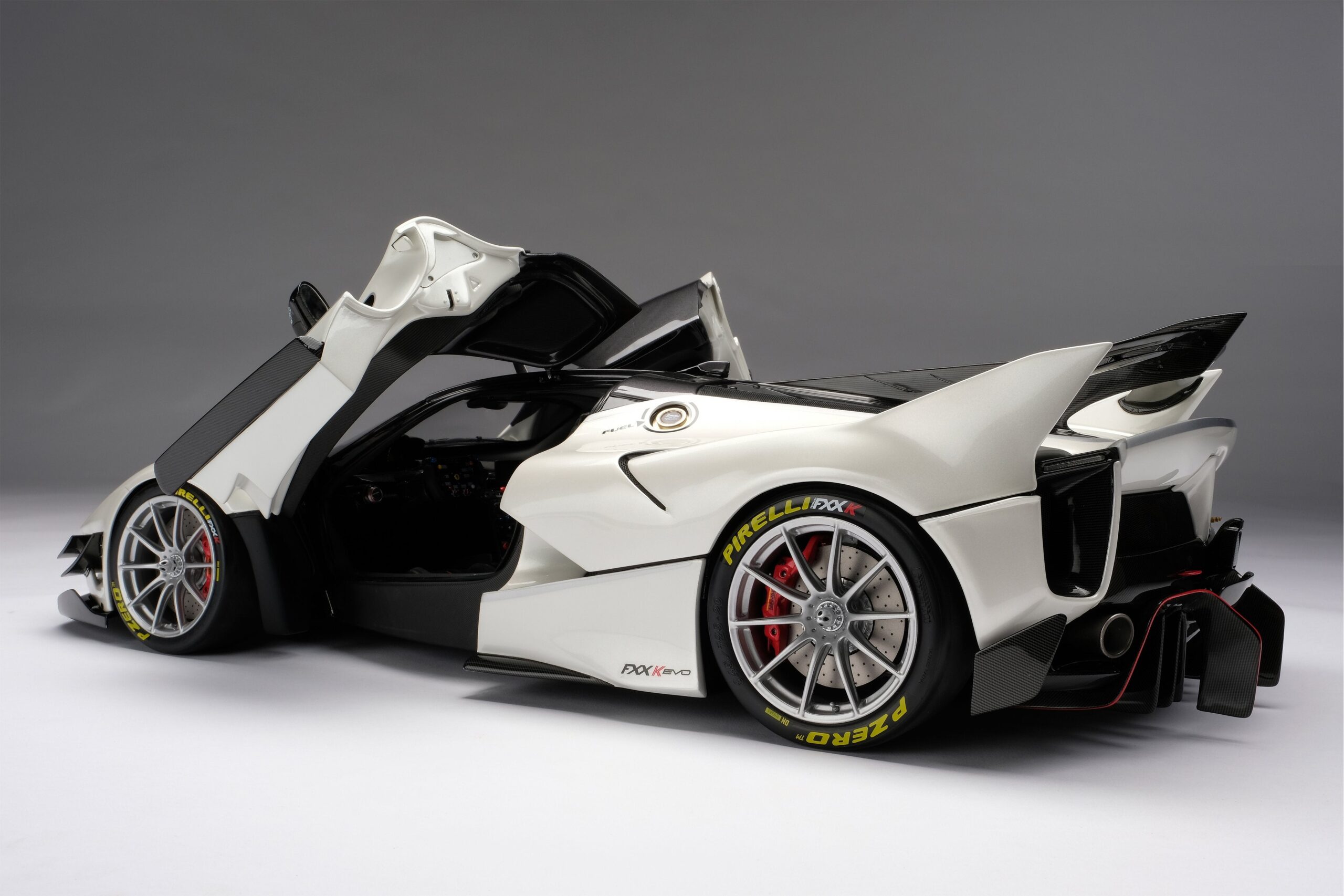 Amalgam Ferrari FXX K Evo (2017) - Weiß | 1:8 - 画像11