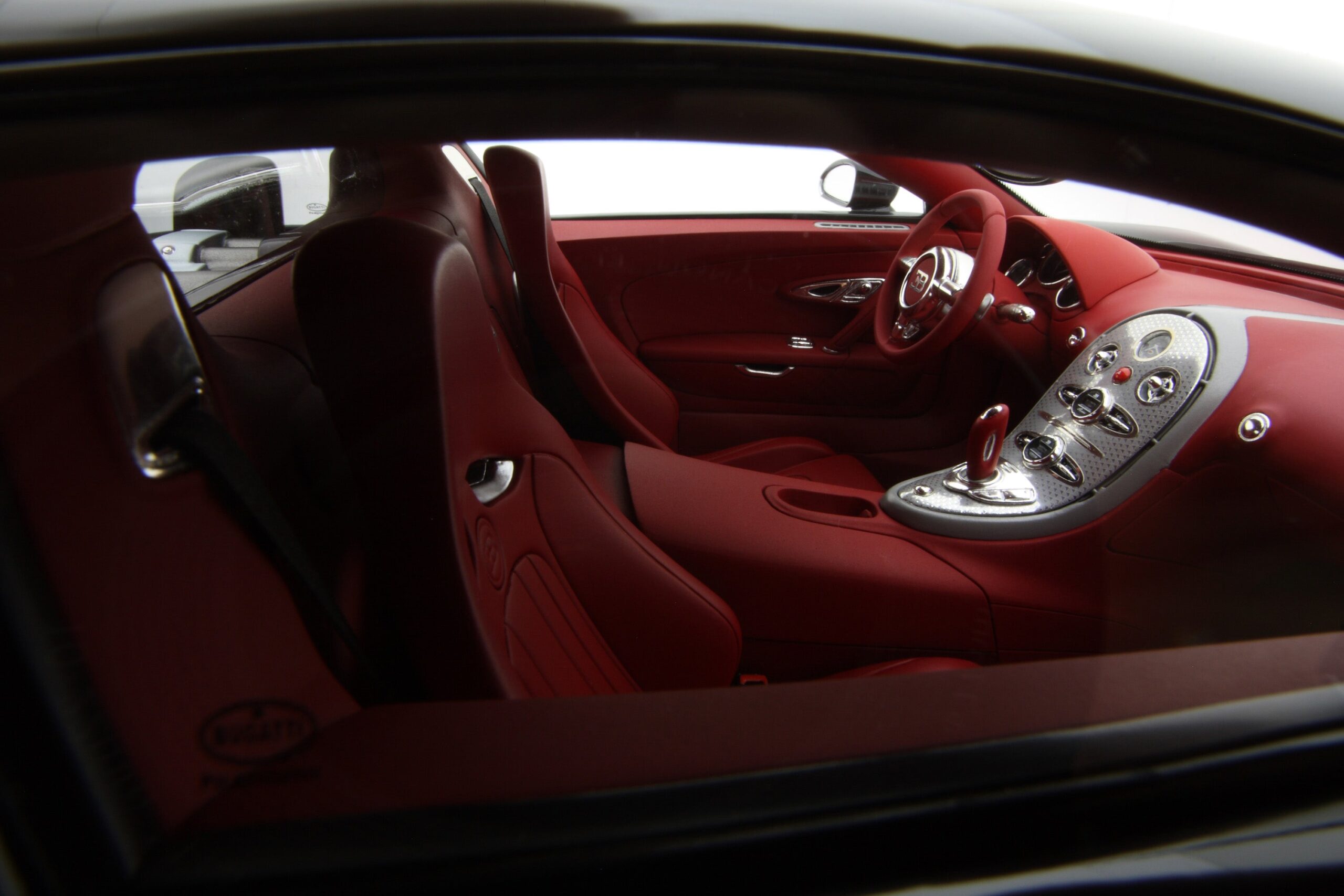 Amalgam Bugatti Veyron (2005) - Schwarz/Rot | 1:8 – Bild 4
