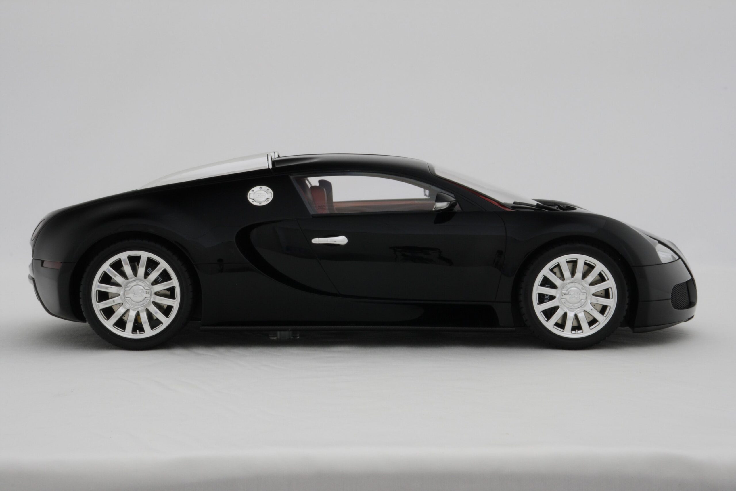 Amalgam Bugatti Veyron (2005) - Schwarz/Rot | 1:8 – Bild 3