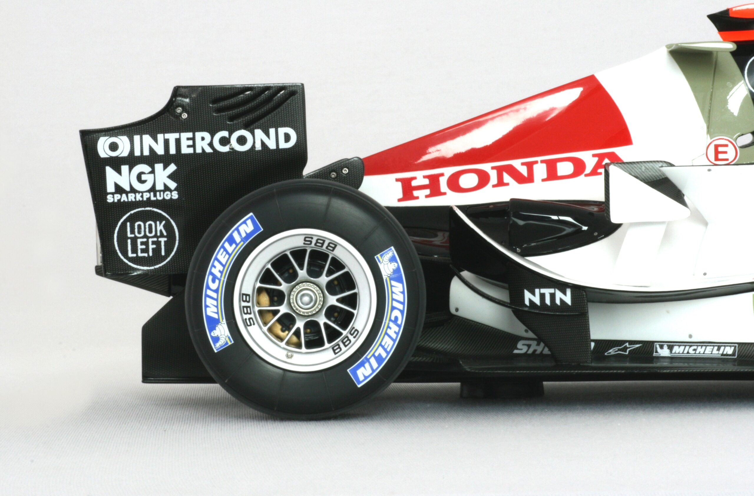 Amalgam Honda RA106 Malaysian Grand Prix 3rd Place - Button - Weiß | 1:8 - Image 5